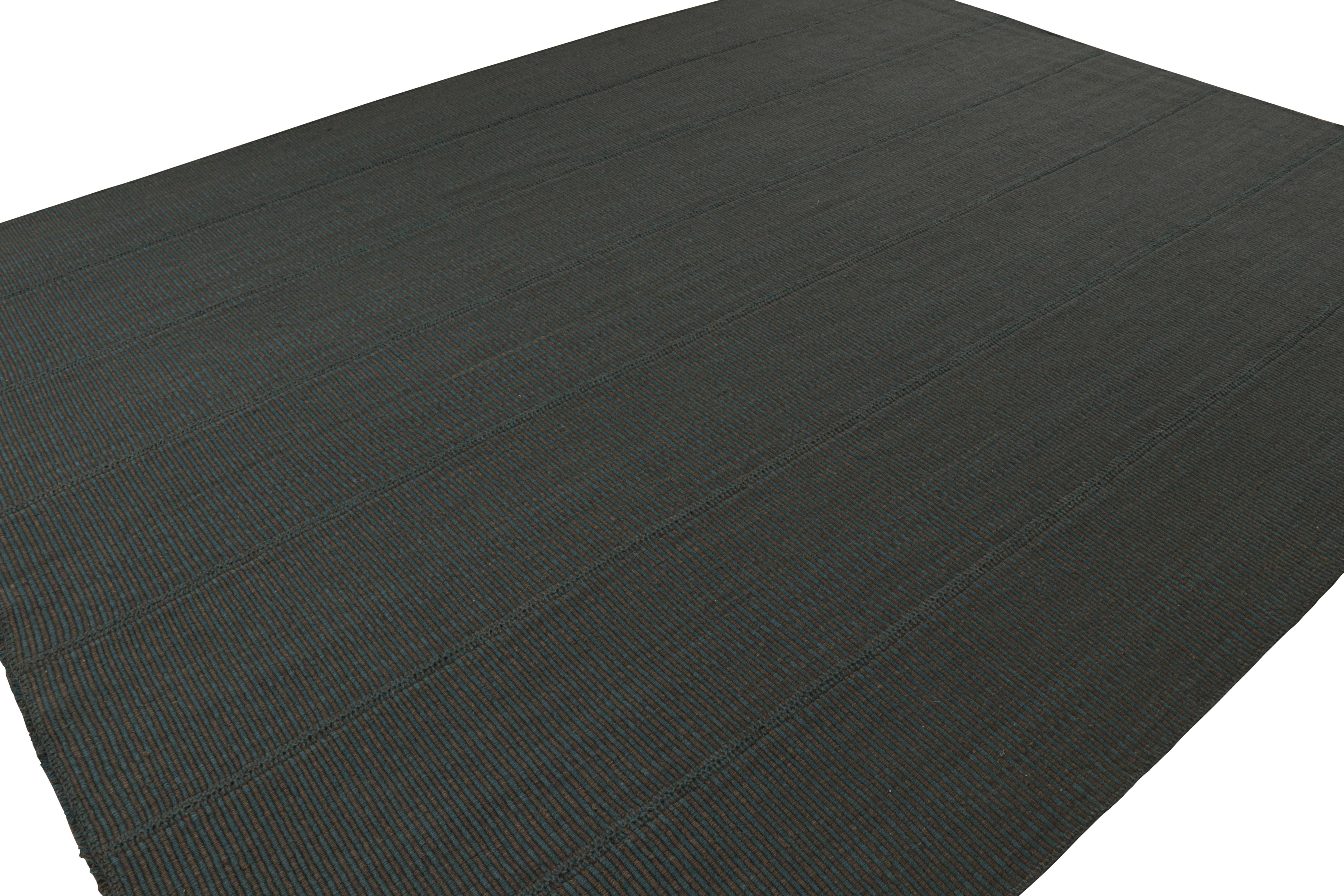 Tissé à la main en laine, un kilim 11x14 aux accents noirs et bleus, issu d'une nouvelle ligne audacieuse de tissages plats contemporains, 'Rez Kilim', par Rug & Kilim.

Sur le design : 

Notre dernier 