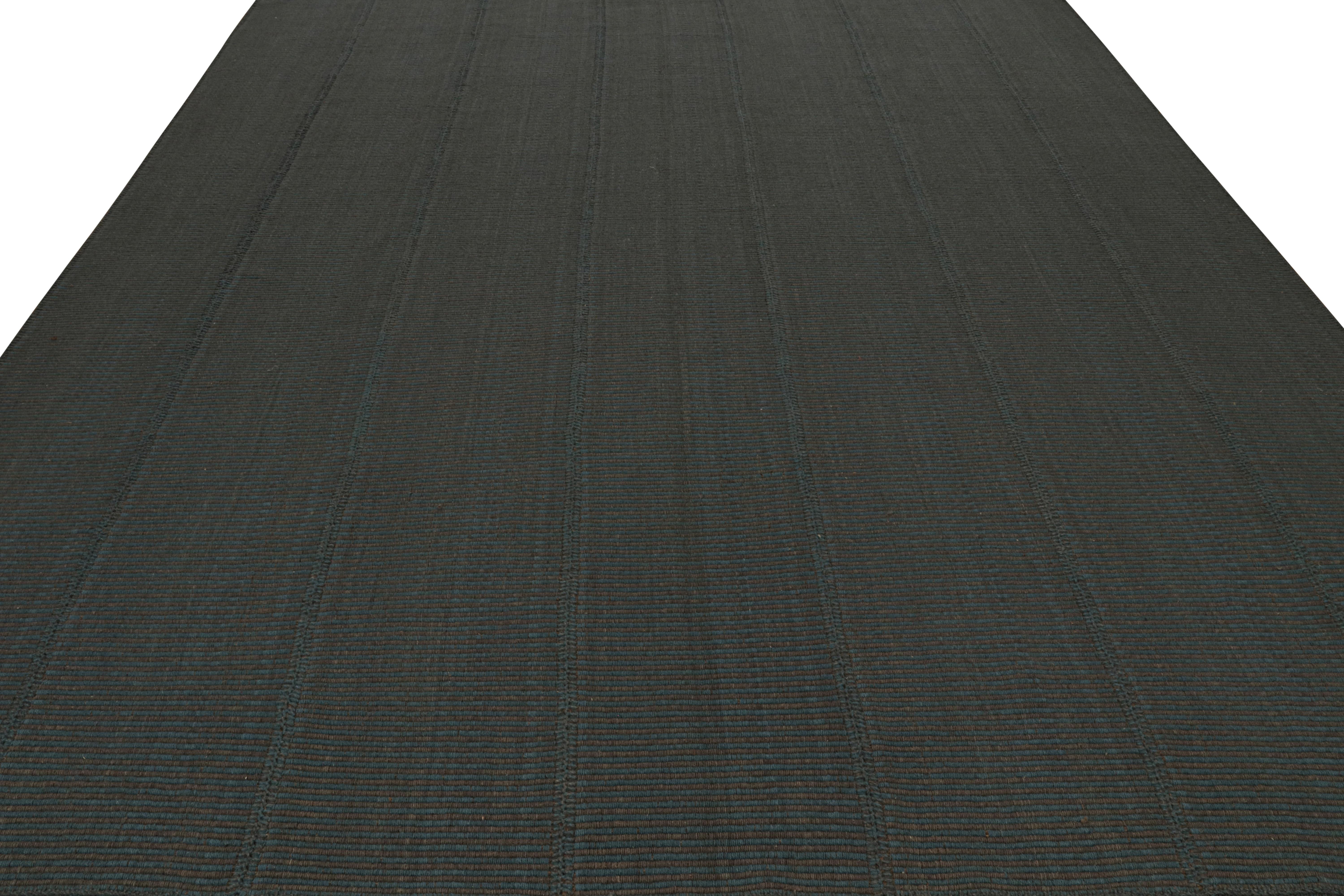 Moderno Rug & Kilim è un kilim contemporaneo di colore nero con accenti blu. in vendita
