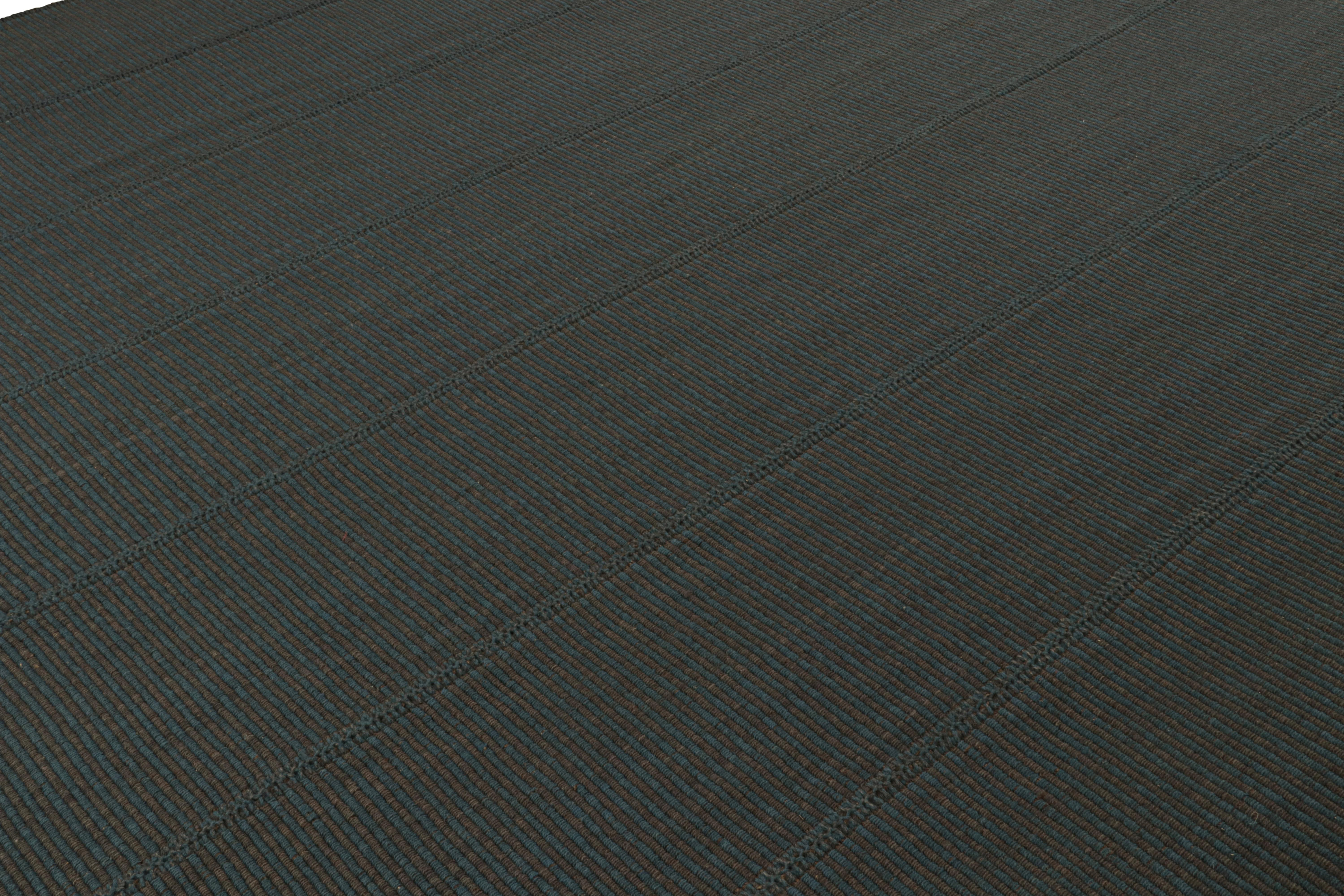 Persiano Rug & Kilim è un kilim contemporaneo di colore nero con accenti blu. in vendita