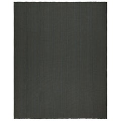 Rug & Kilim è un kilim contemporaneo di colore nero con accenti blu.