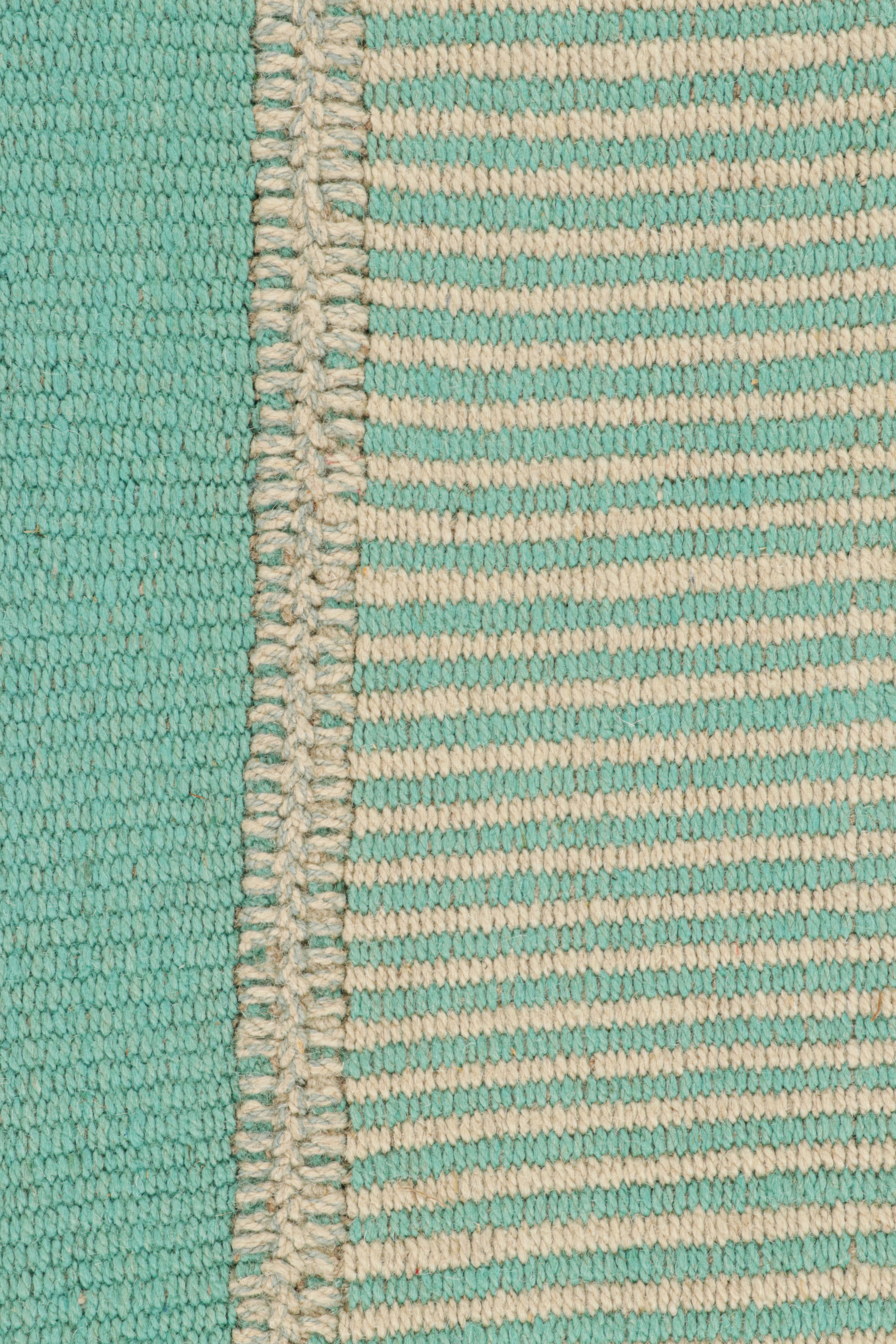 Rug & Kilim's Contemporary Kilim in Blau und Beige Geometrisch gestreift (Moderne) im Angebot