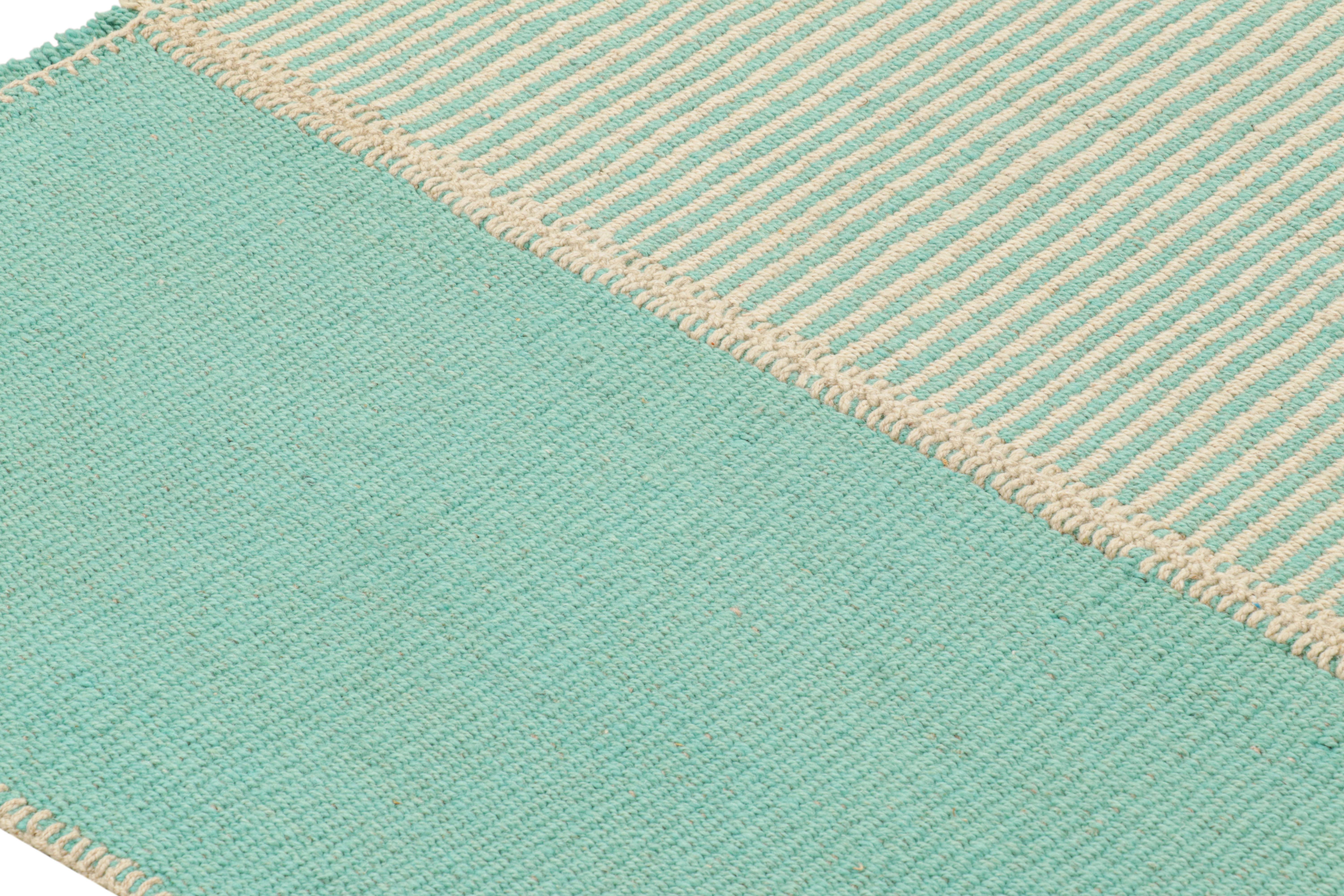 Rug & Kilim's Contemporary Kilim in Blau und Beige Geometrisch gestreift im Zustand „Neu“ im Angebot in Long Island City, NY