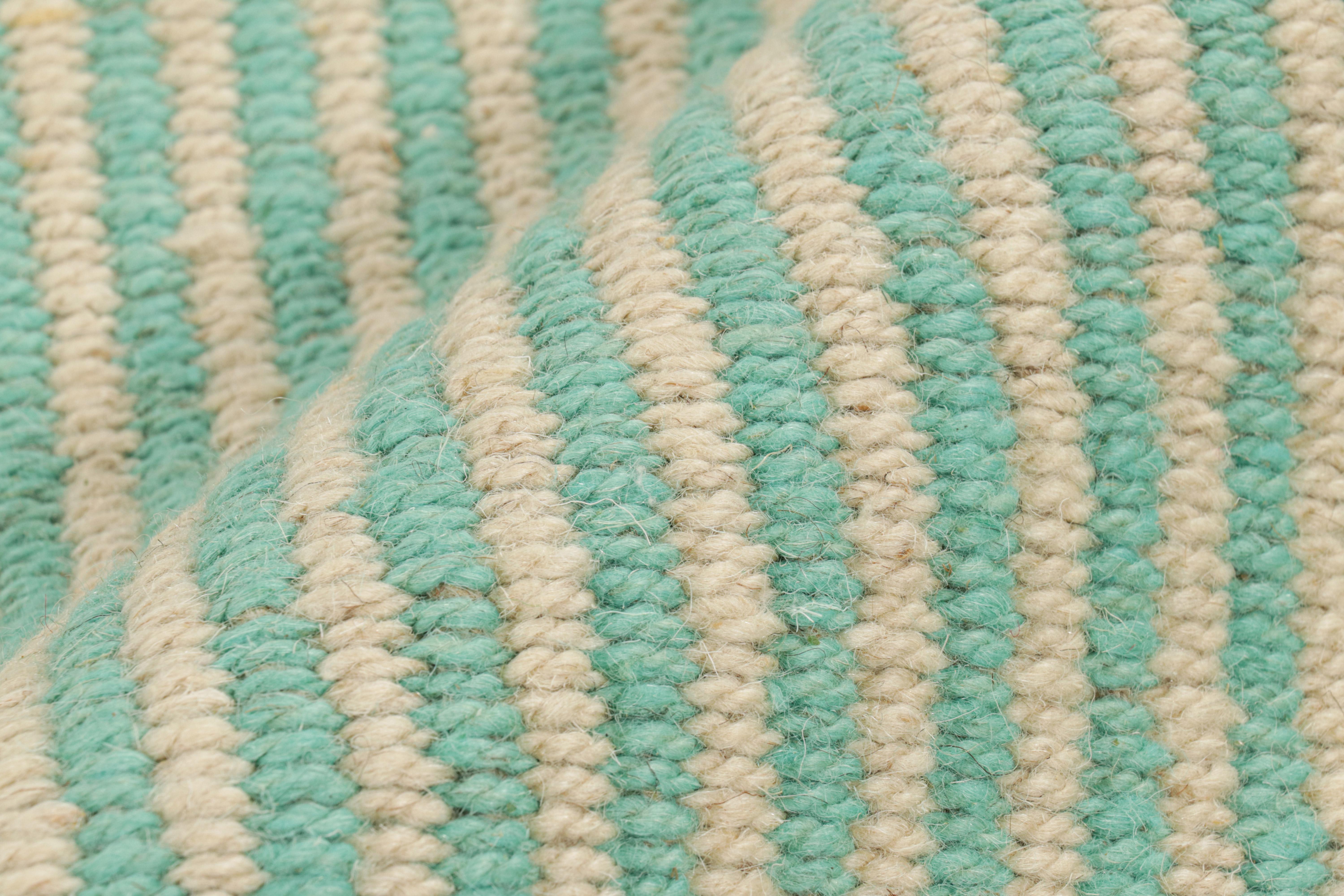 Rug & Kilim's Contemporary Kilim in Blau und Beige Geometrisch gestreift (21. Jahrhundert und zeitgenössisch) im Angebot