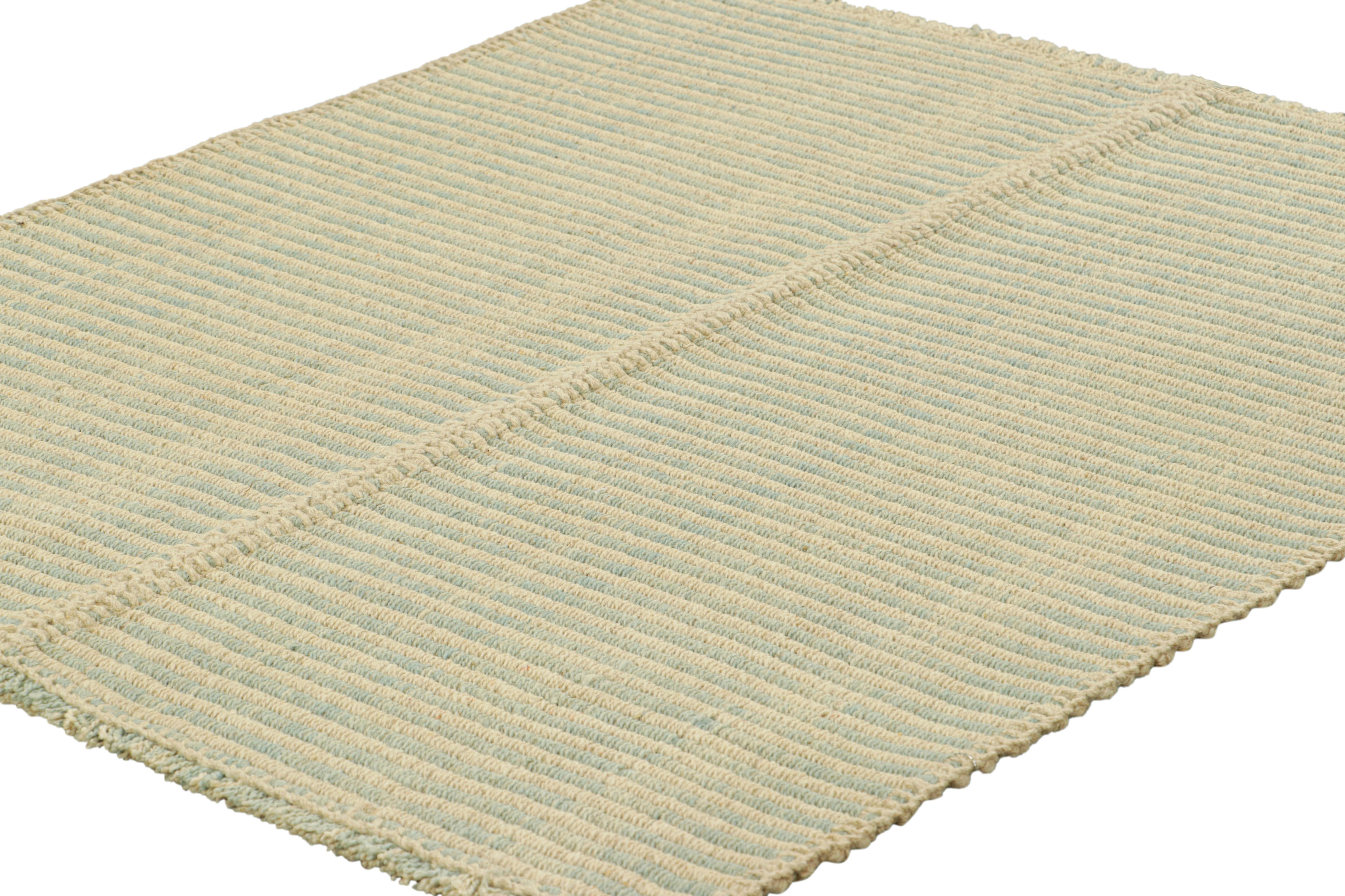 Moderne Rug & Kilim's Contemporary Kilim in Blue and Beige Textural Stripes (Kilim contemporain à rayures texturées bleu et beige) en vente