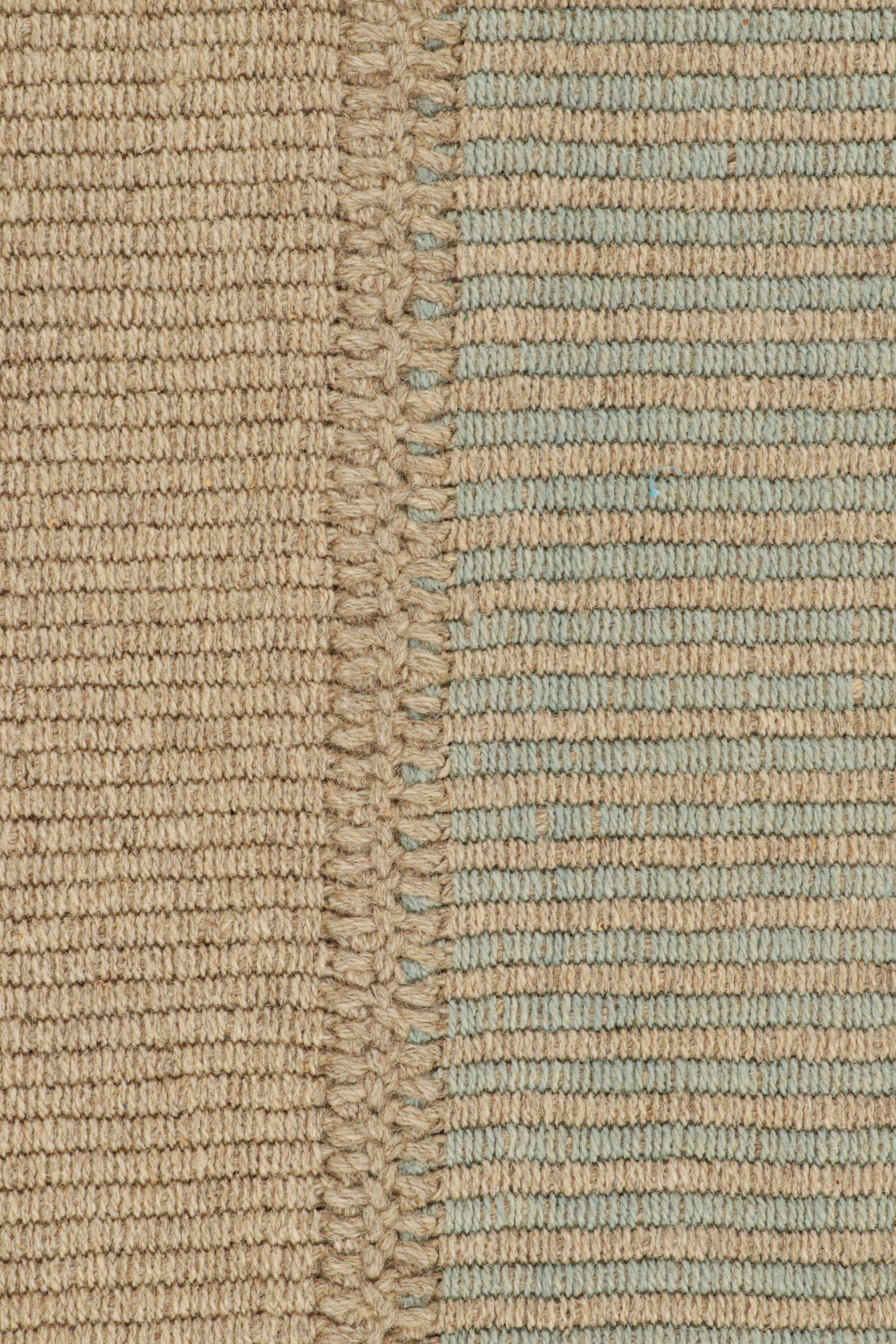 Moderno Rug & Kilim è un kilim contemporaneo a strisce blu e beige. in vendita