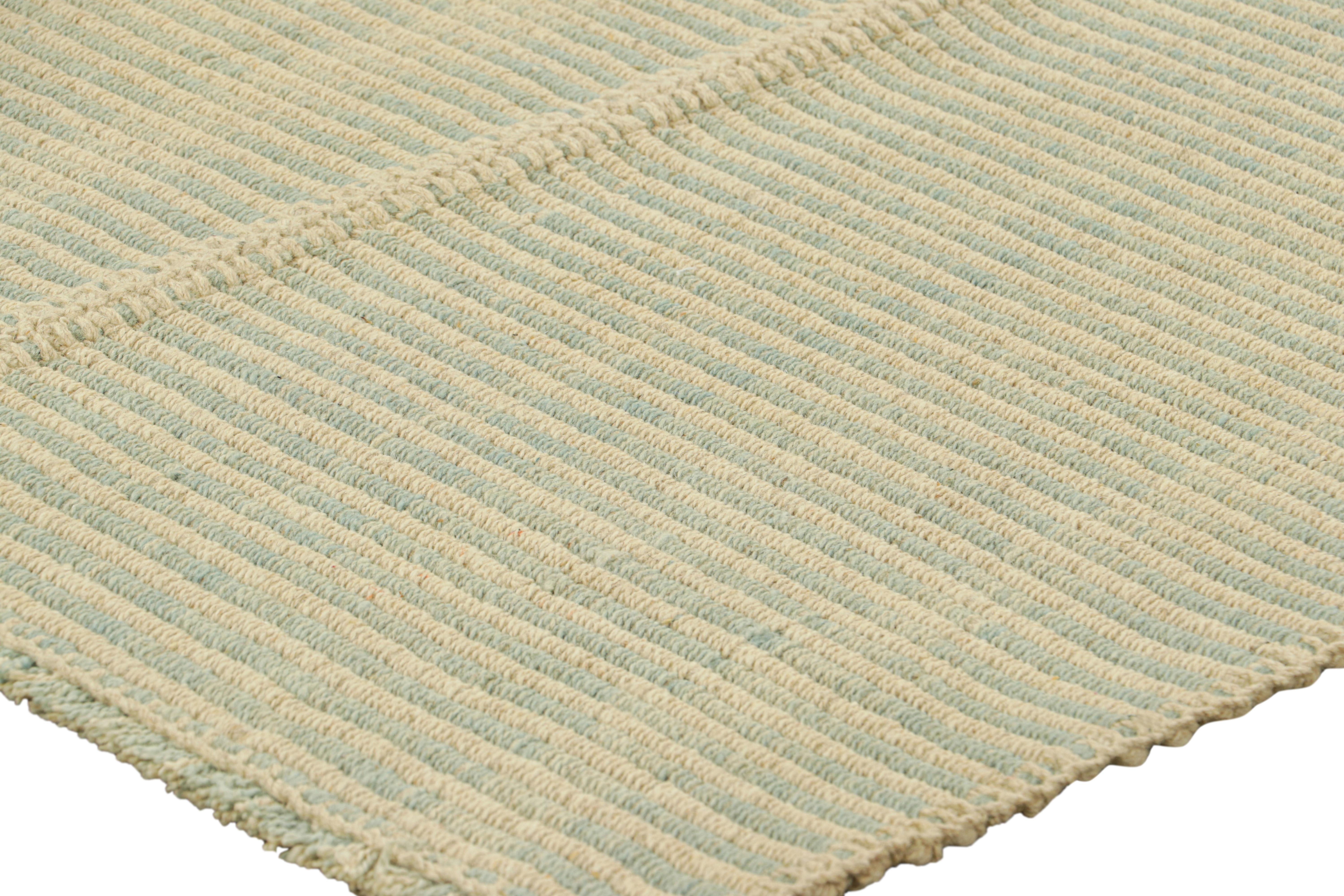 Tissé à la main Rug & Kilim's Contemporary Kilim in Blue and Beige Textural Stripes (Kilim contemporain à rayures texturées bleu et beige) en vente