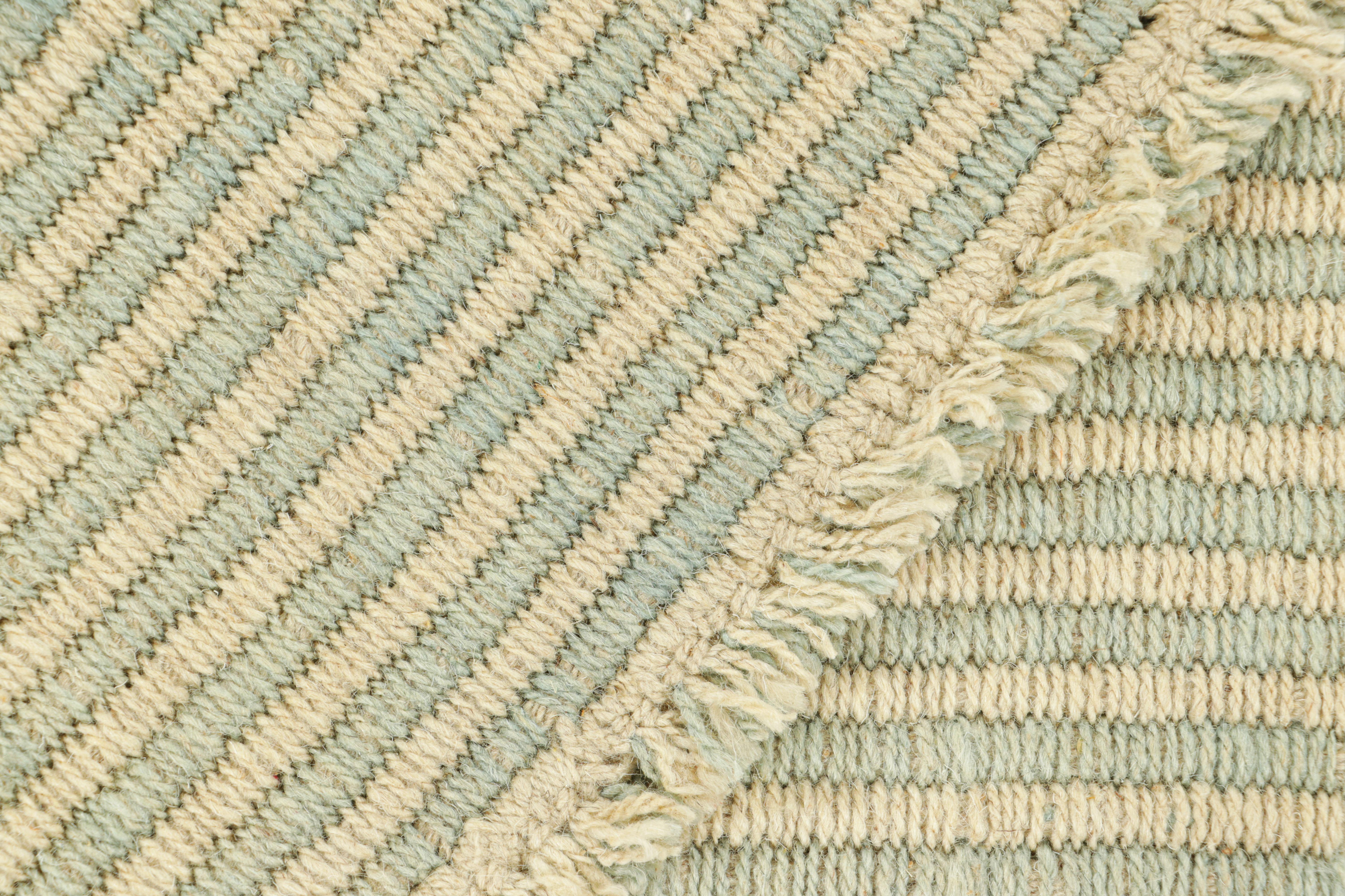 XXIe siècle et contemporain Rug & Kilim's Contemporary Kilim in Blue and Beige Textural Stripes (Kilim contemporain à rayures texturées bleu et beige) en vente