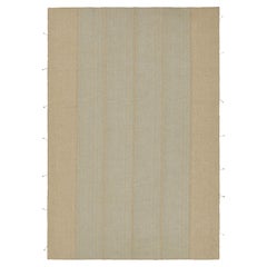 Rug & Kilim è un kilim contemporaneo a strisce blu e beige.