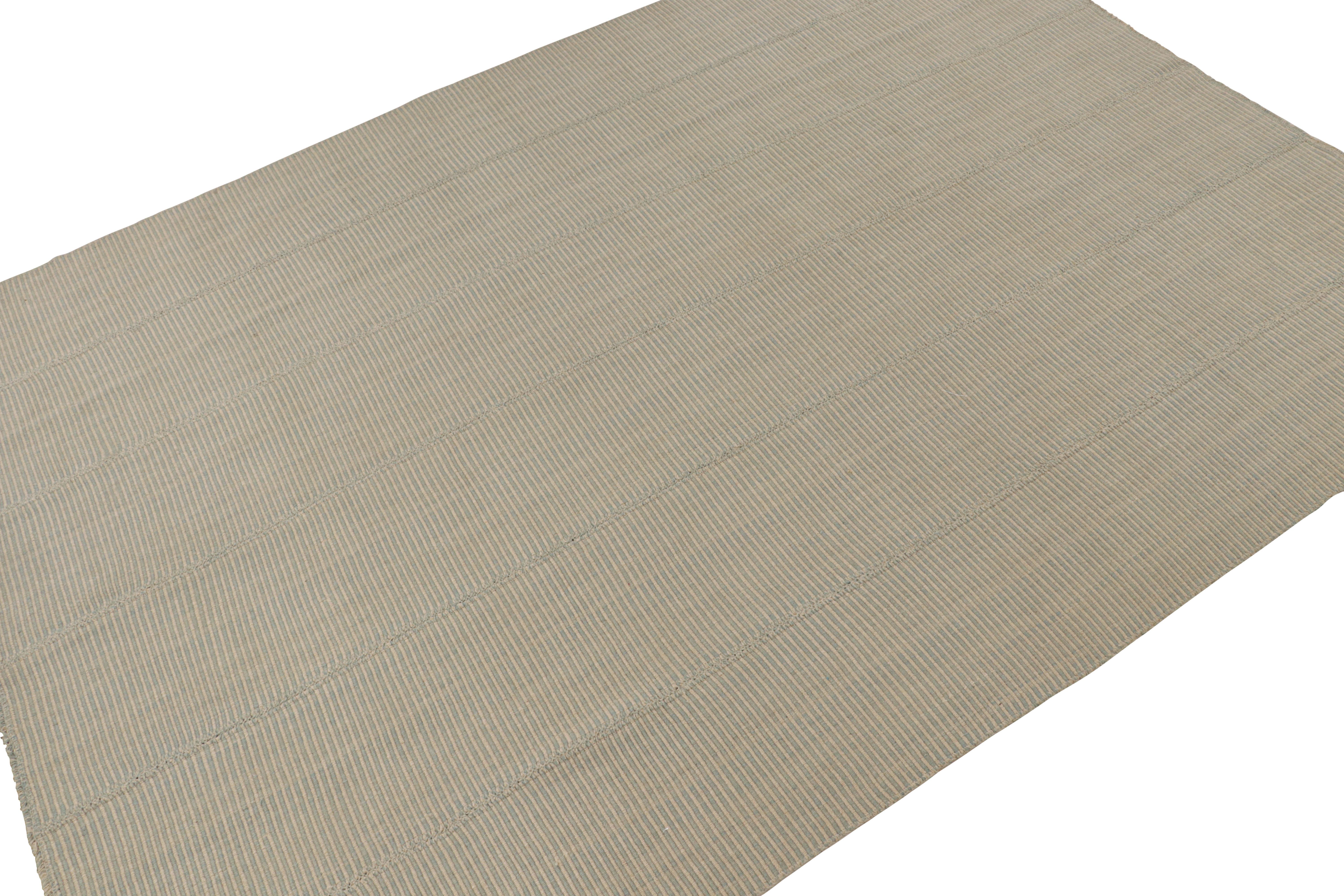 Rug & Kilim's Contemporary Kilim in Blau und Creme gestreift (Persisch) im Angebot