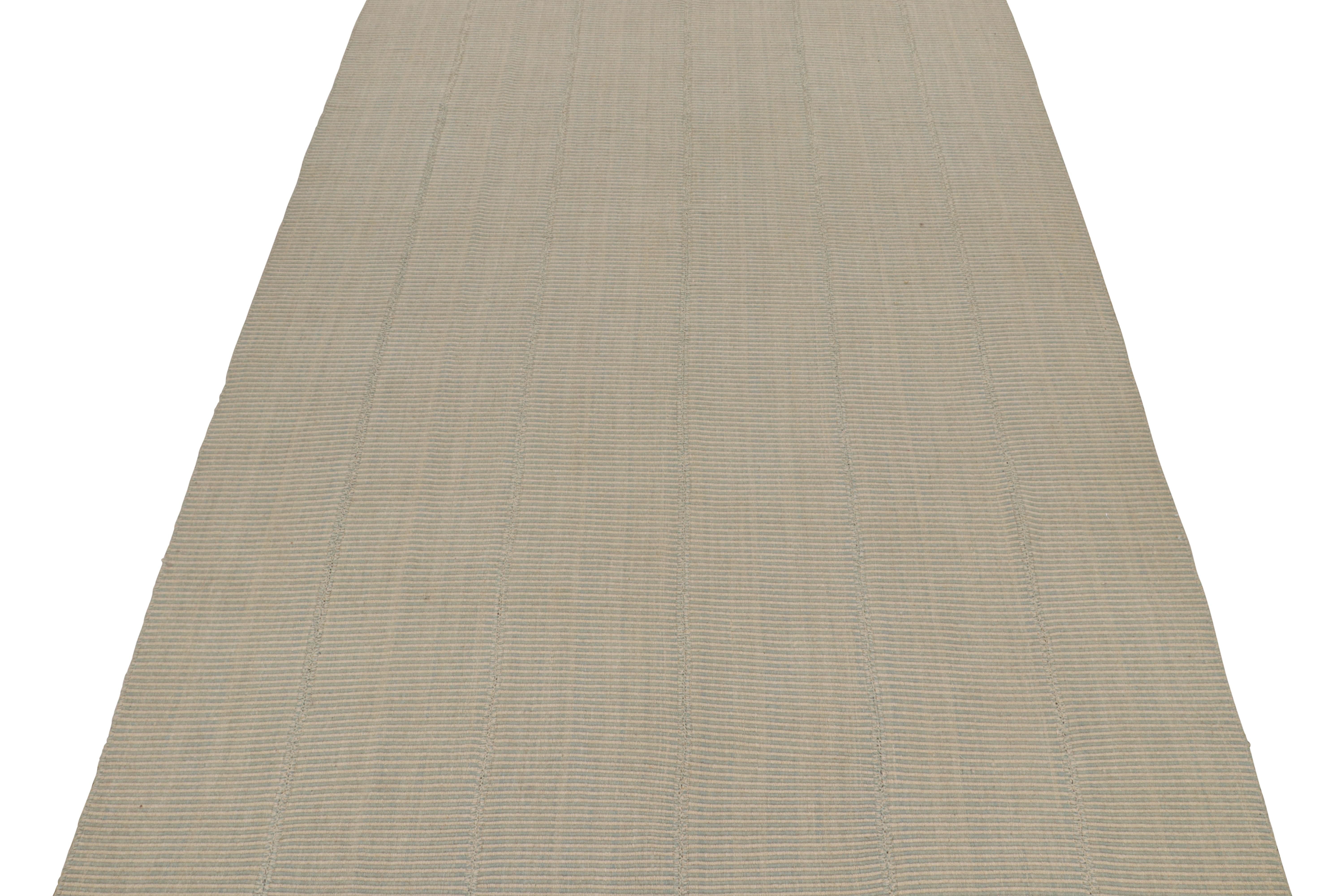 Tessuto a mano Rug & Kilim’s Contemporary Kilim in Blue and Cream Stripes in vendita