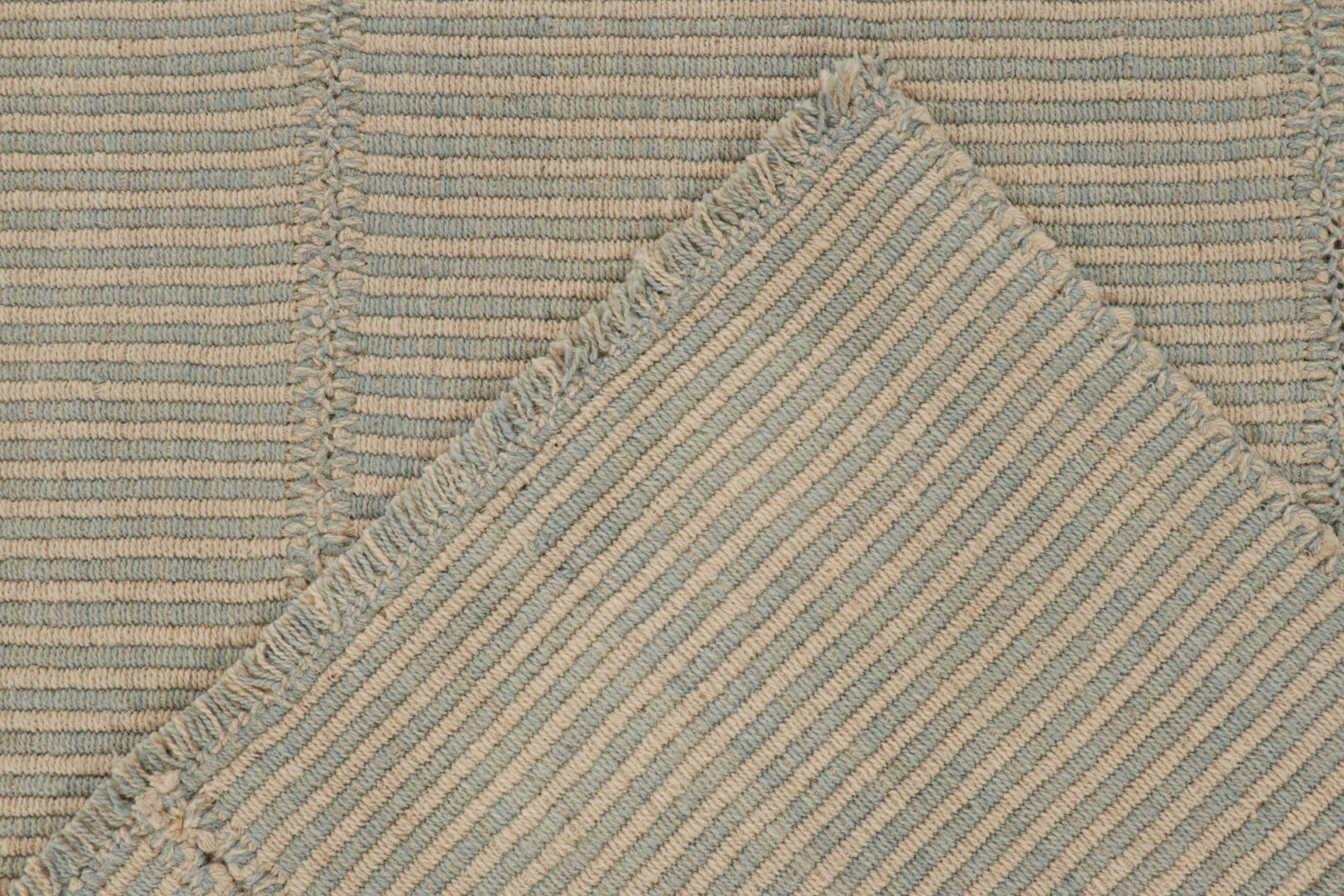 Rug & Kilim's Contemporary Kilim in Blau und Creme gestreift (21. Jahrhundert und zeitgenössisch) im Angebot