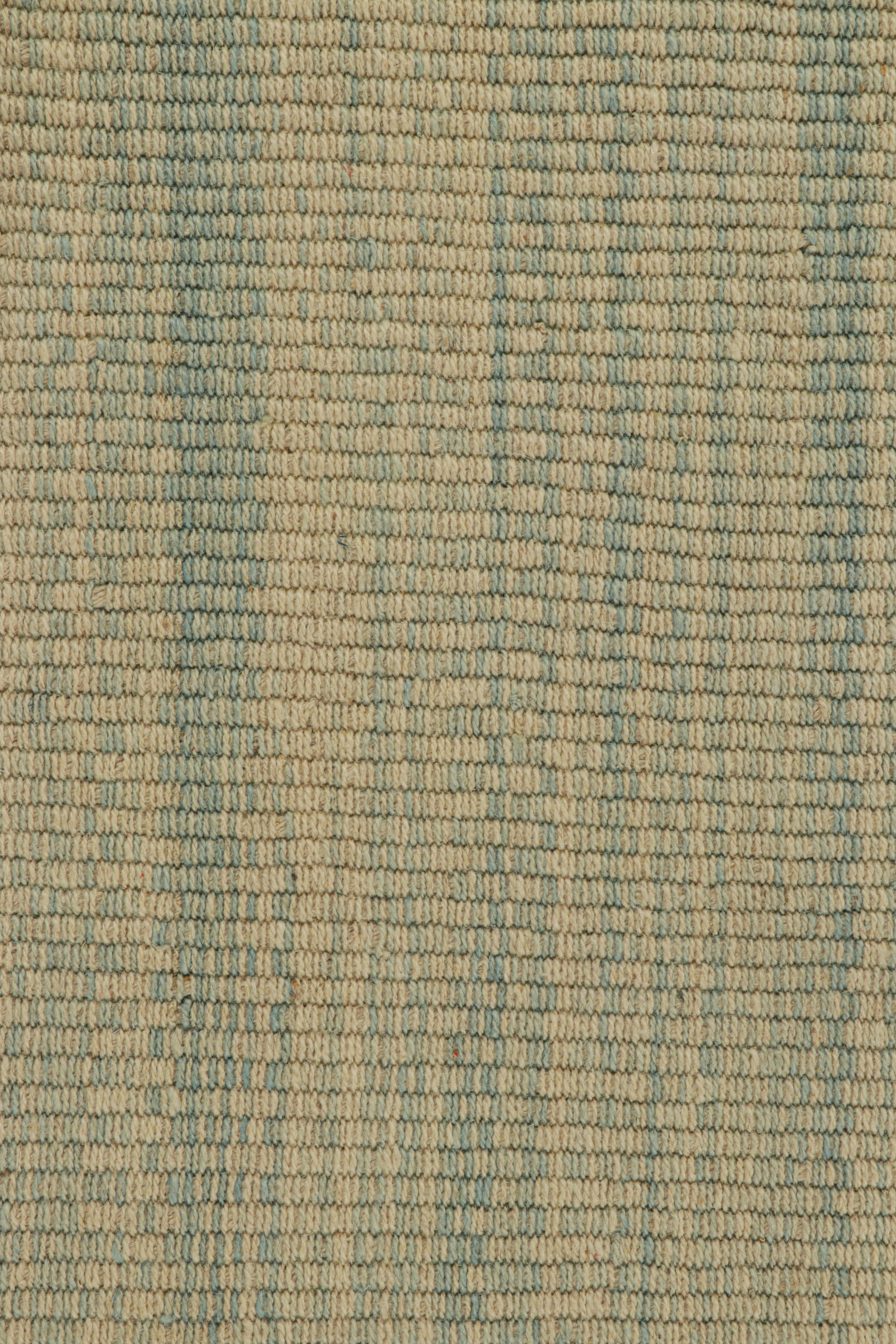 Rug & Kilim's Contemporary Kilim in Blau und Cremeweiß mit texturierten Streifen (Moderne) im Angebot
