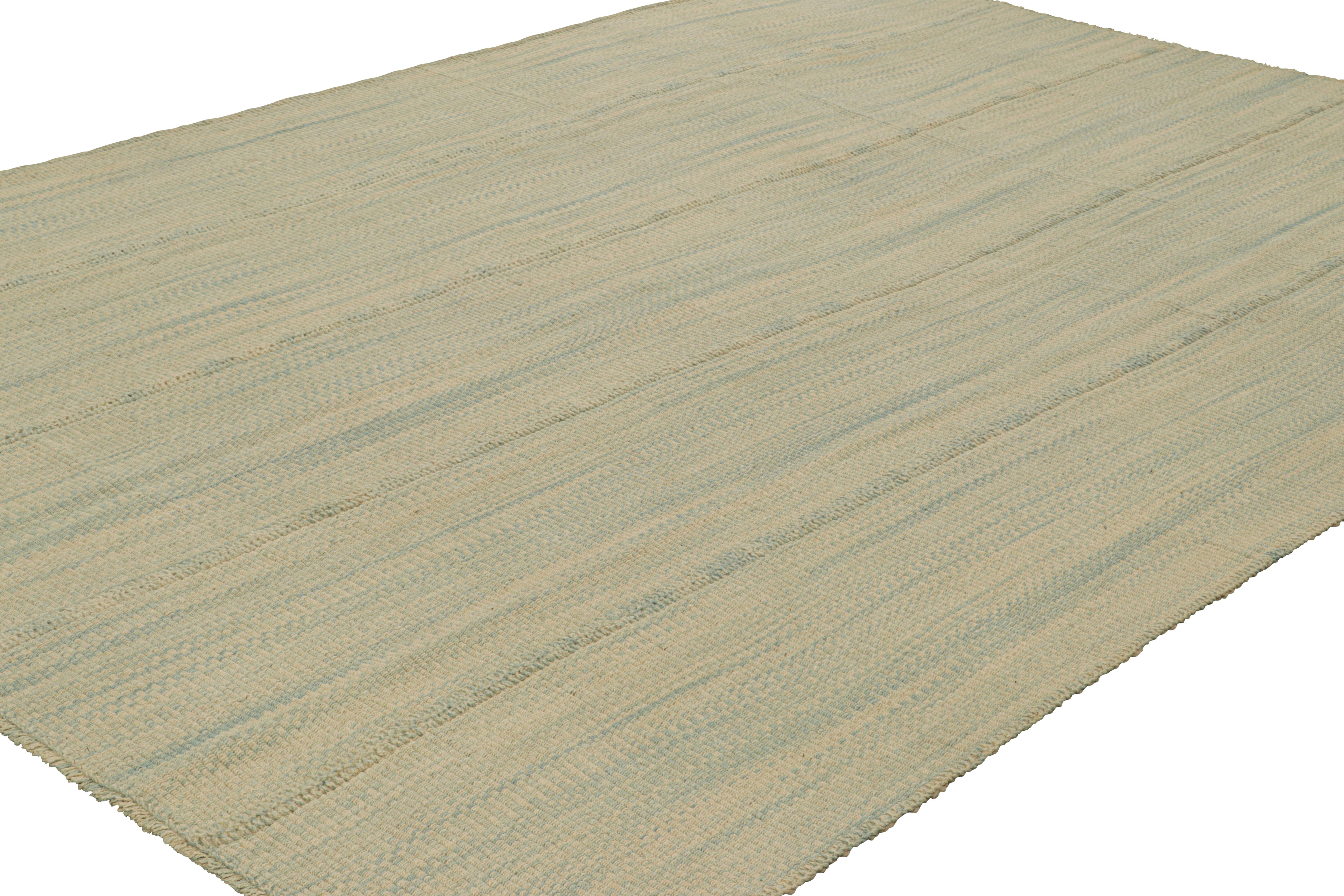 Turco Rug & Kilim - Kilim contemporaneo a strisce blu e bianco crema in vendita