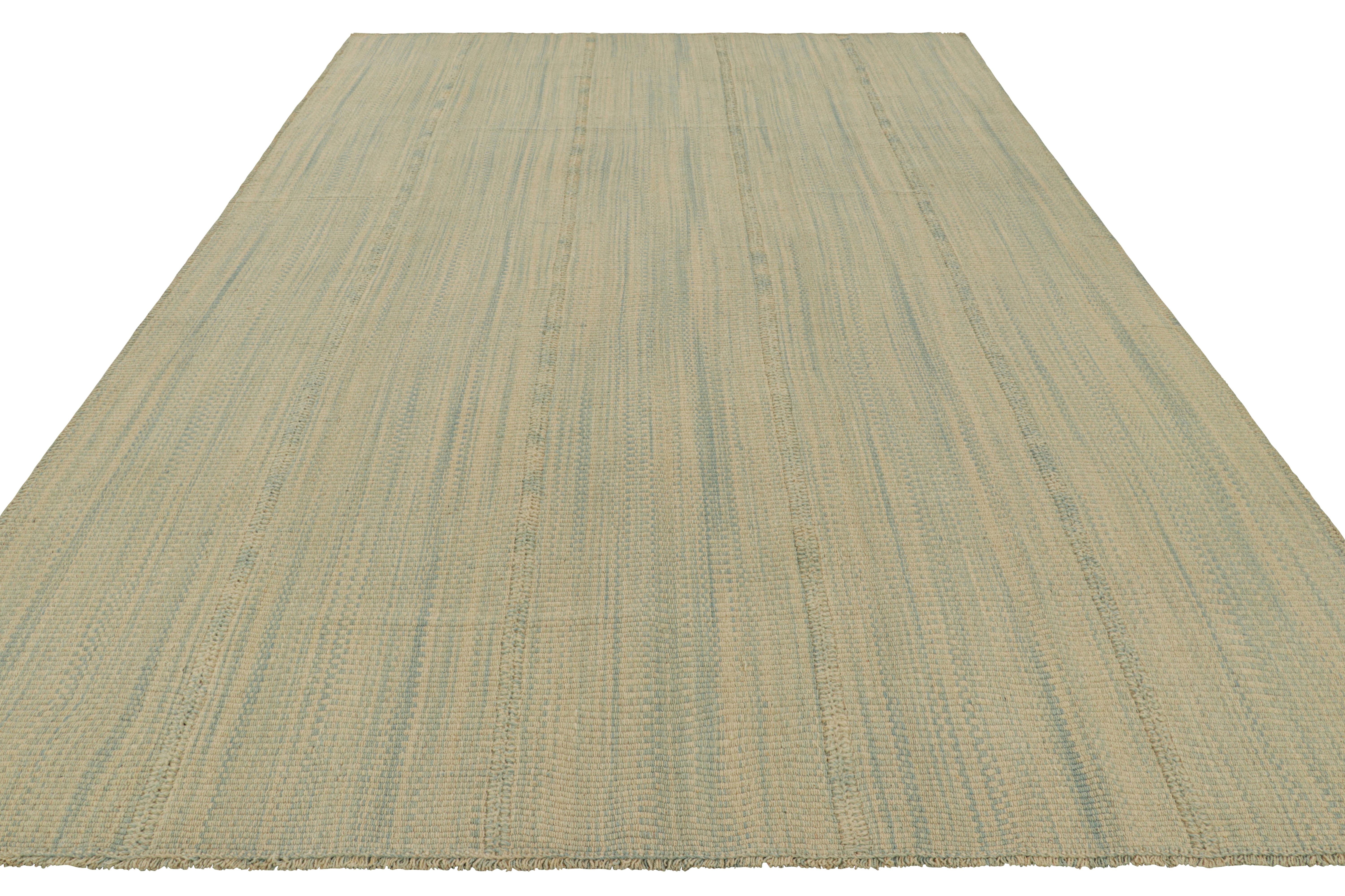 Tessuto a mano Rug & Kilim - Kilim contemporaneo a strisce blu e bianco crema in vendita