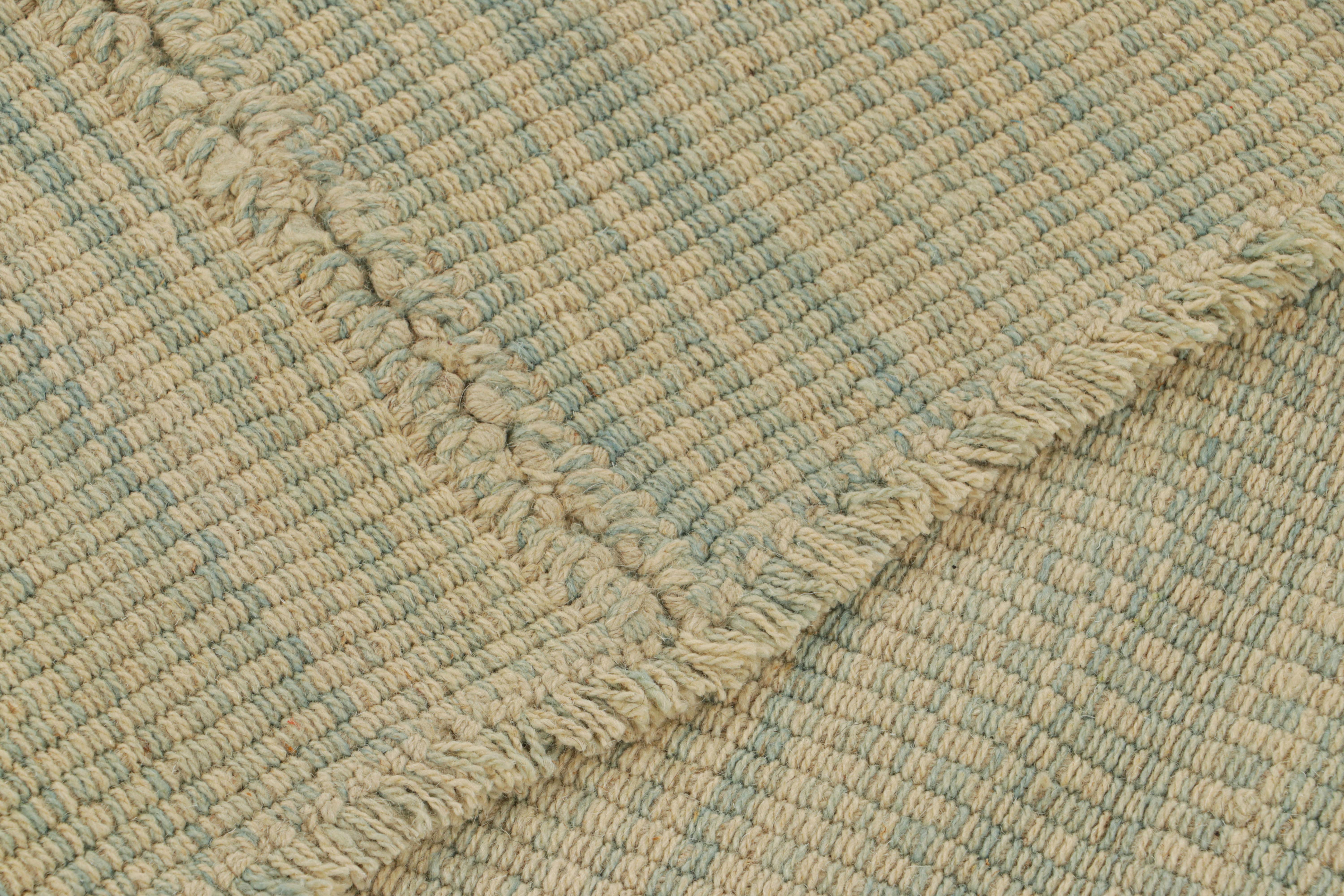 Rug & Kilim's Contemporary Kilim in Blau und Cremeweiß mit texturierten Streifen (21. Jahrhundert und zeitgenössisch) im Angebot