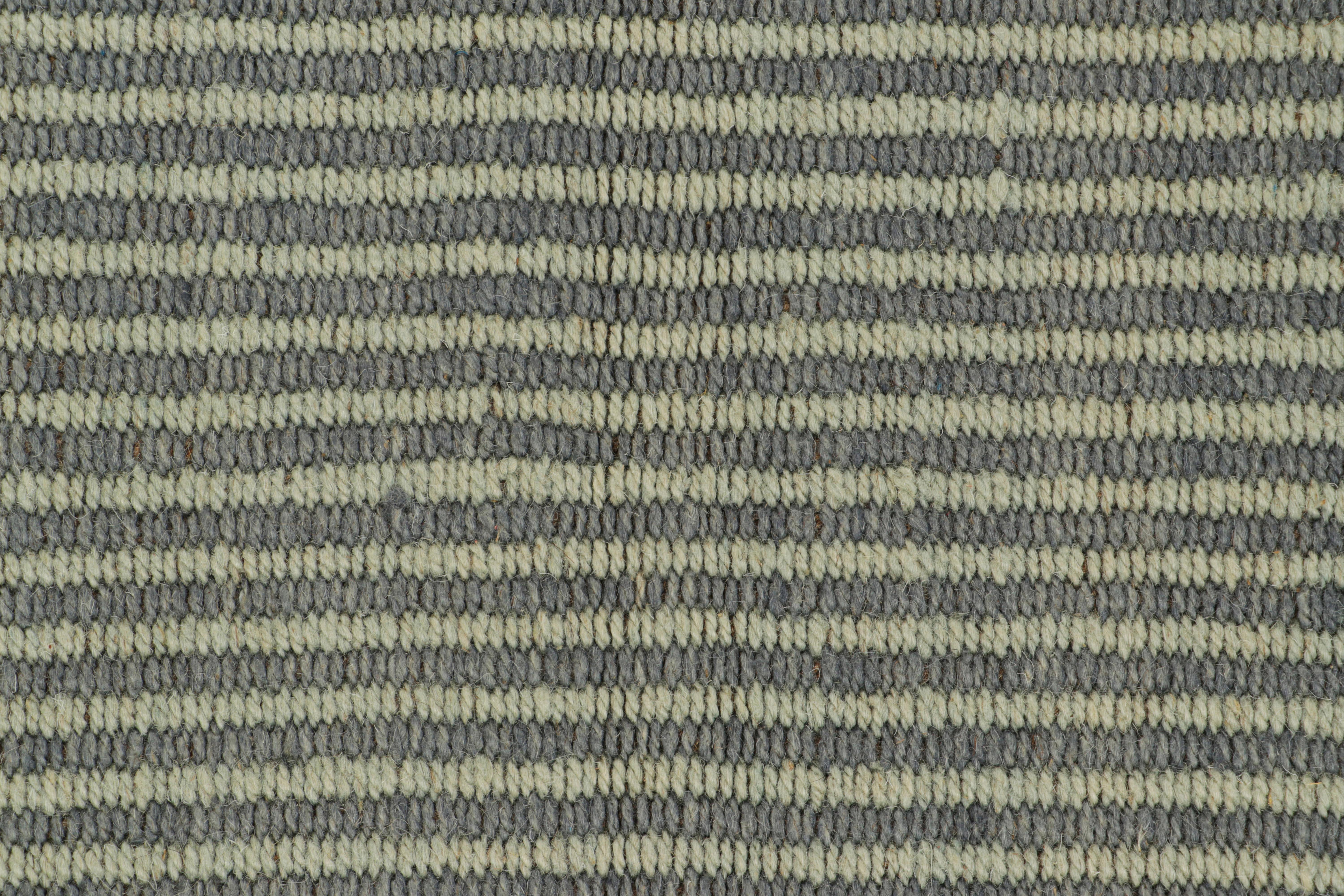 Moderno Rug & Kilim è un kilim contemporaneo a strisce blu e grigie. in vendita