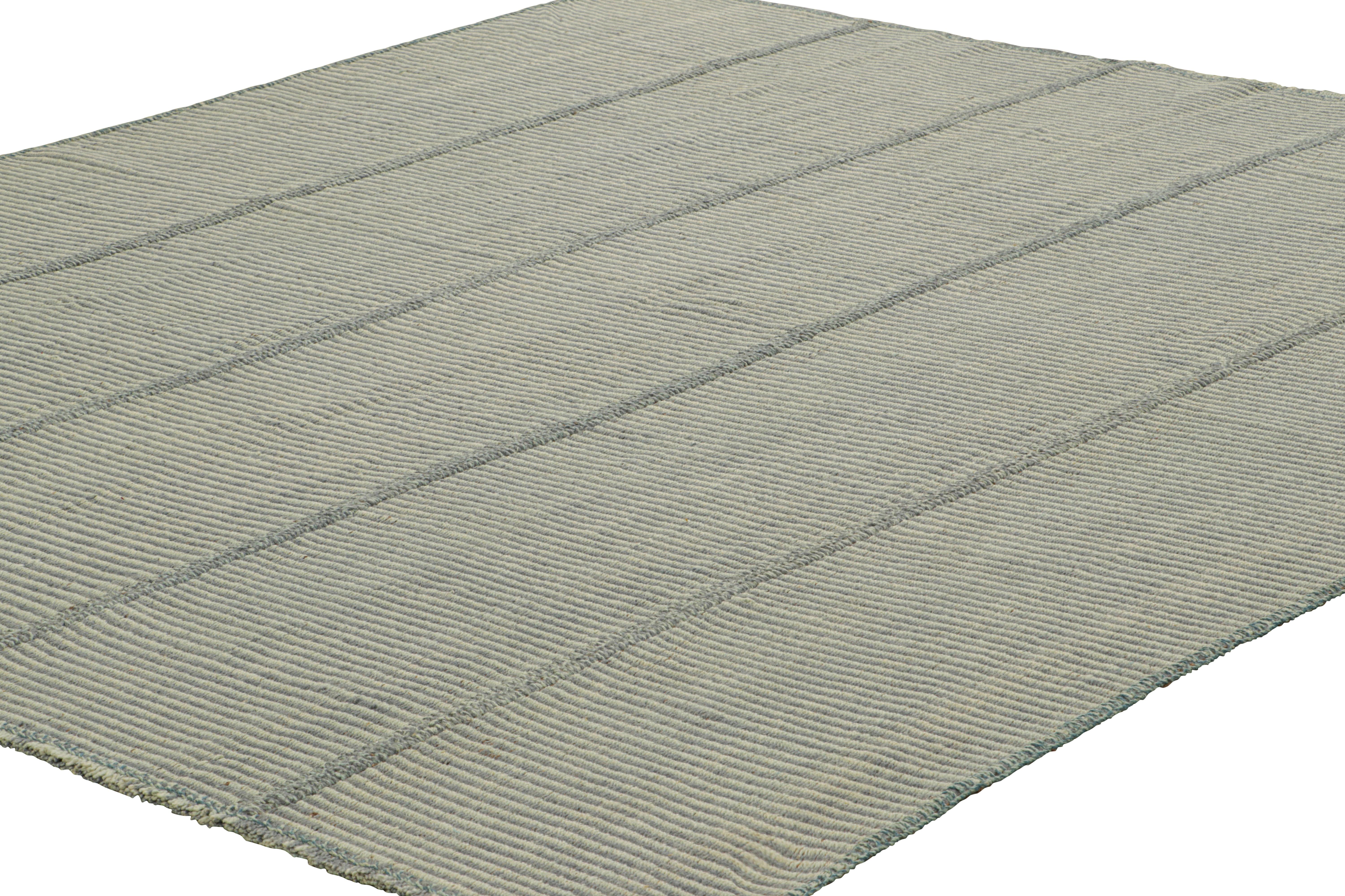 Afghano Rug & Kilim è un kilim contemporaneo a strisce blu e grigie. in vendita