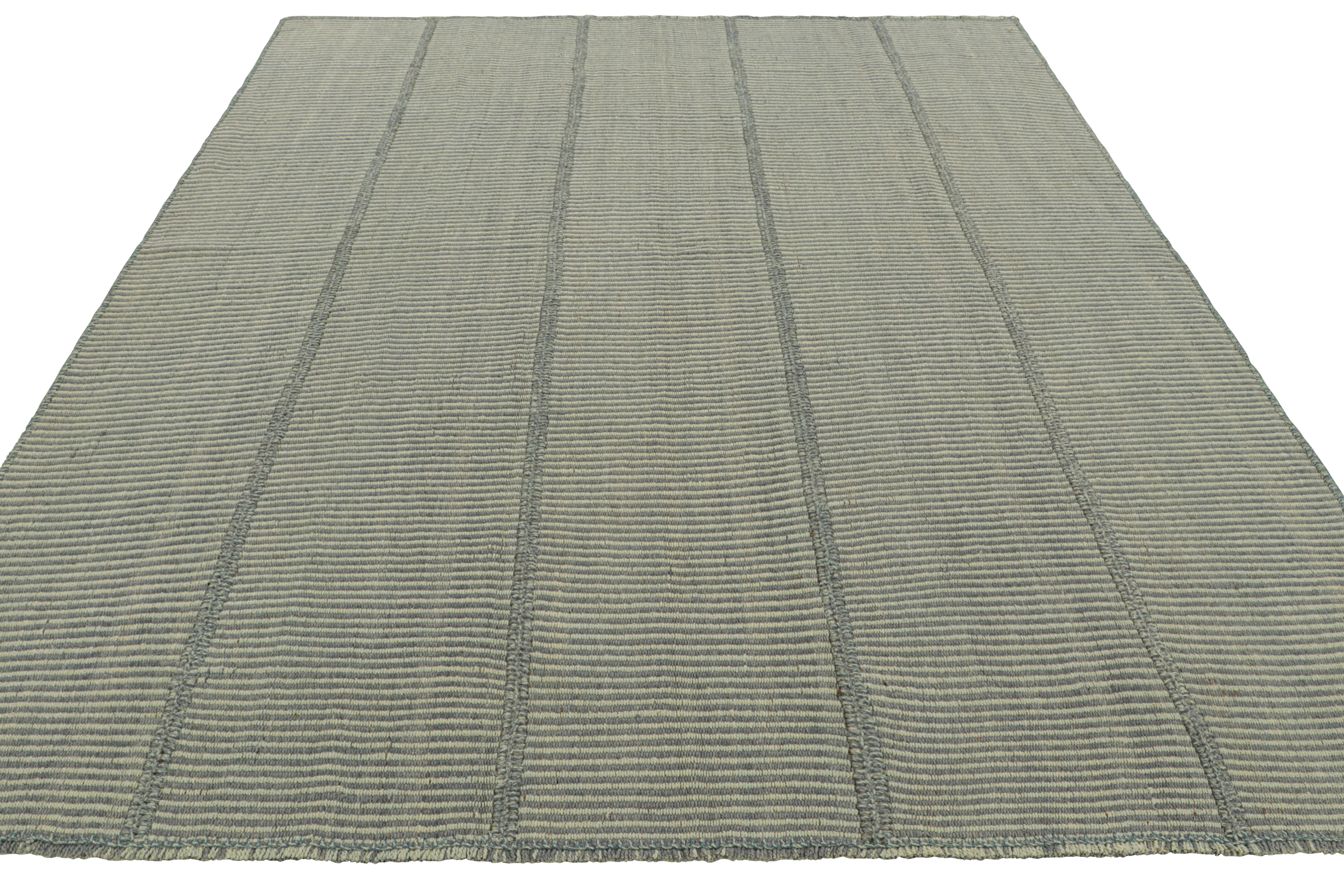 Tessuto a mano Rug & Kilim è un kilim contemporaneo a strisce blu e grigie. in vendita