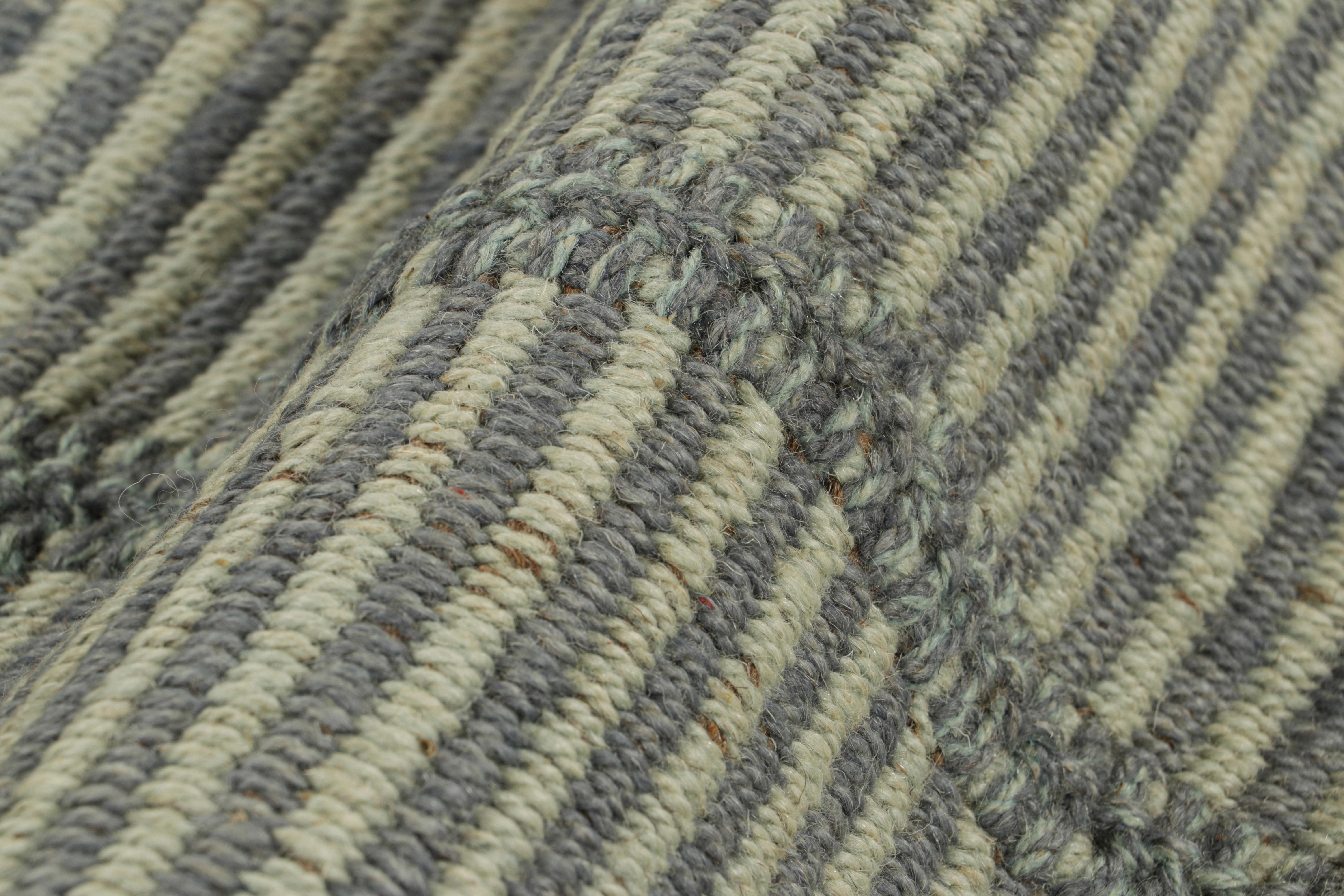 Rug & Kilim è un kilim contemporaneo a strisce blu e grigie. In condizioni Nuovo in vendita a Long Island City, NY