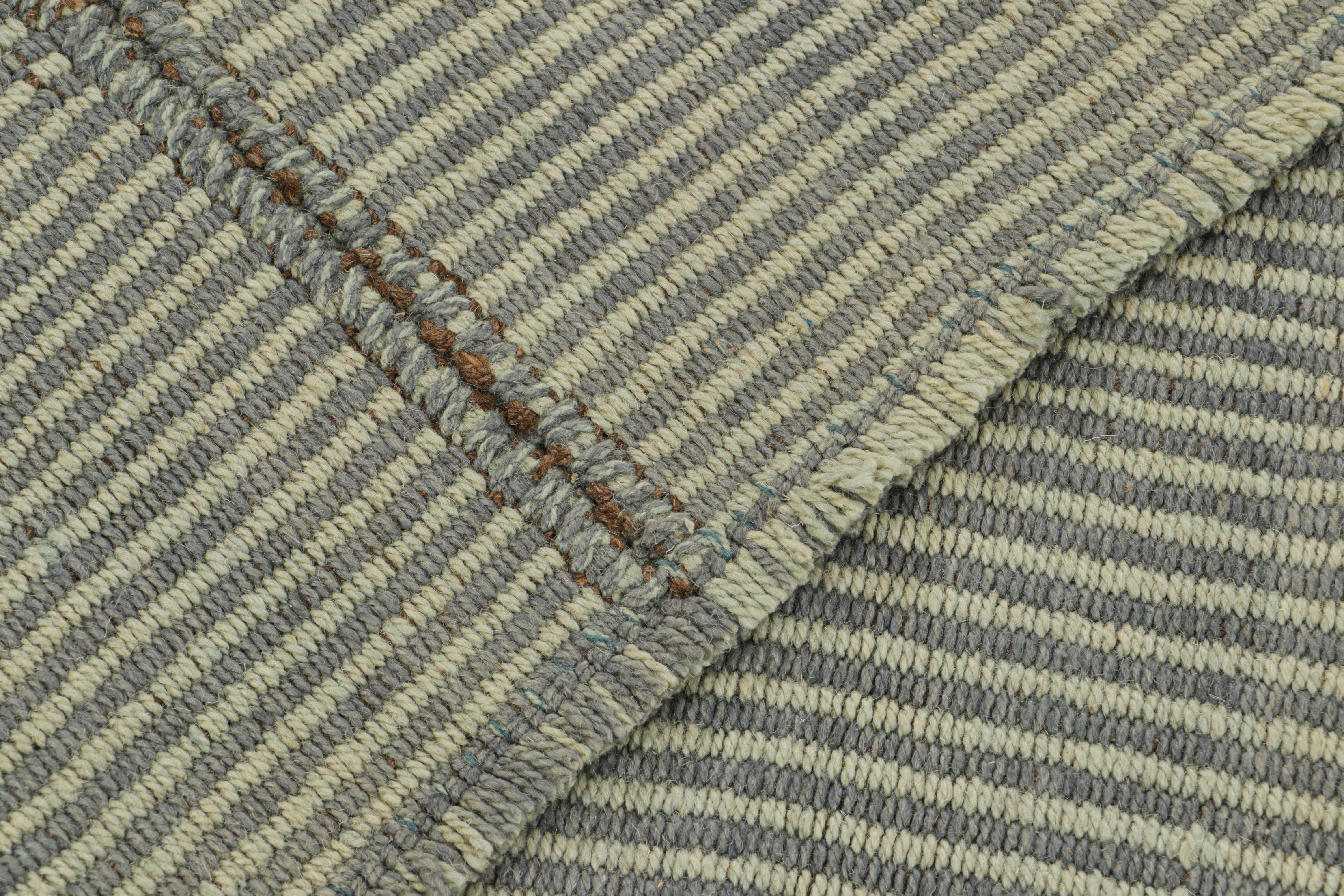 XXI secolo e contemporaneo Rug & Kilim è un kilim contemporaneo a strisce blu e grigie. in vendita