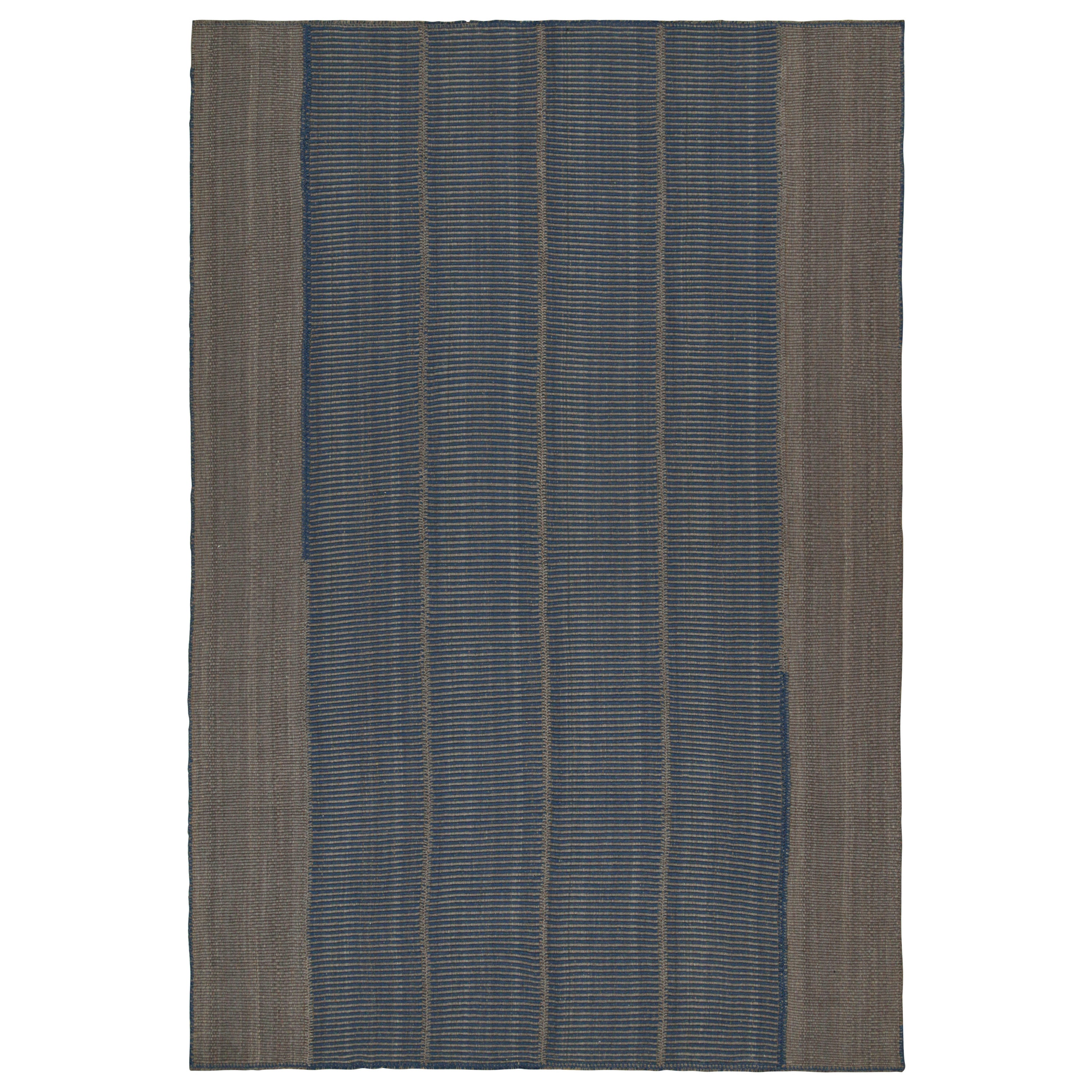 Rug 
Kilim è un kilim contemporaneo in blu e grigio con strisce e accenti marroni.