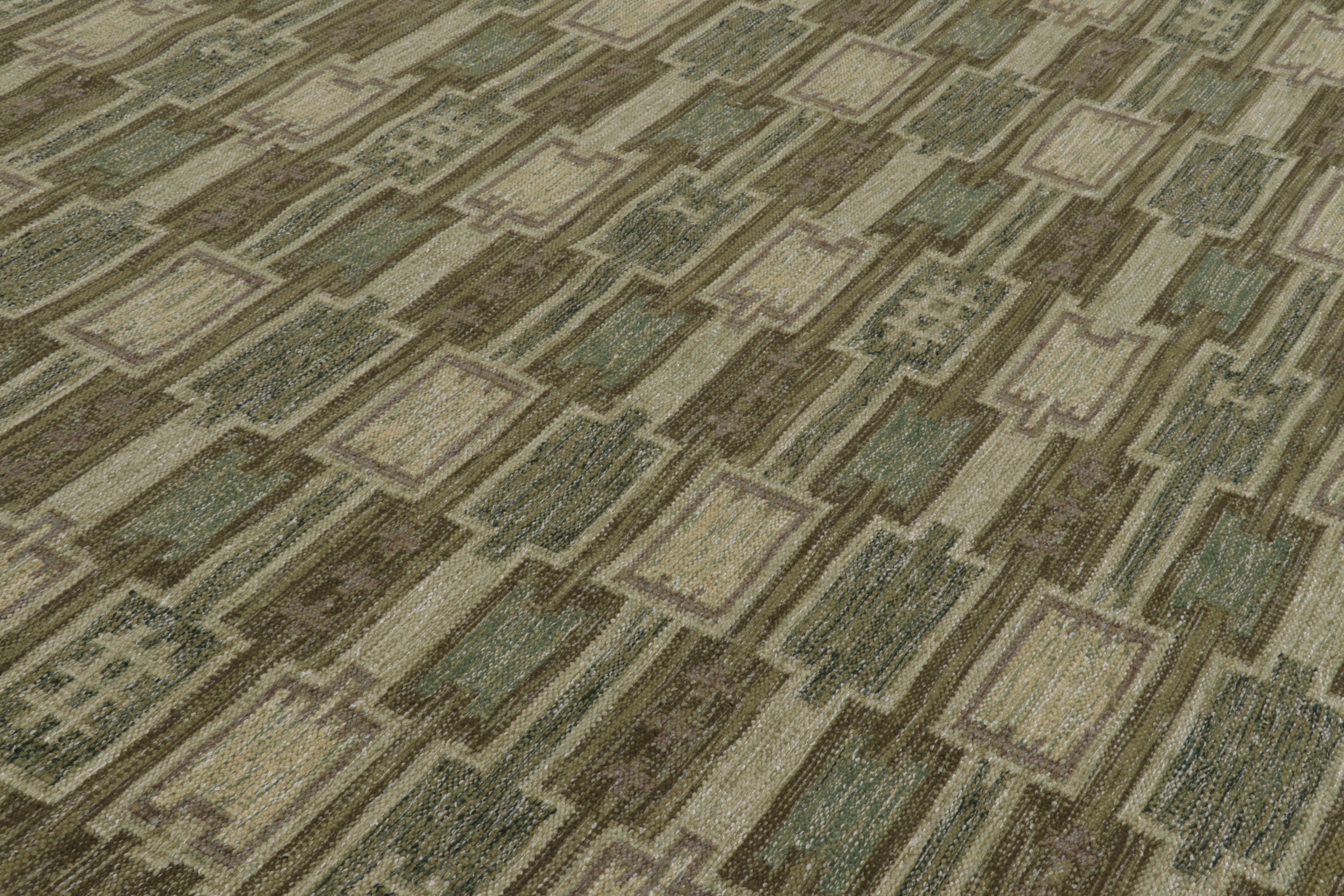 Ce tapis serein 9x12 de la collection de tapis scandinaves de Rug & Kilim présente un motif géométrique répétitif magnifiquement structuré. Tissé à la main dans un tissage plat en laine inspiré des tapis suédois de la tradition de tissage rya et