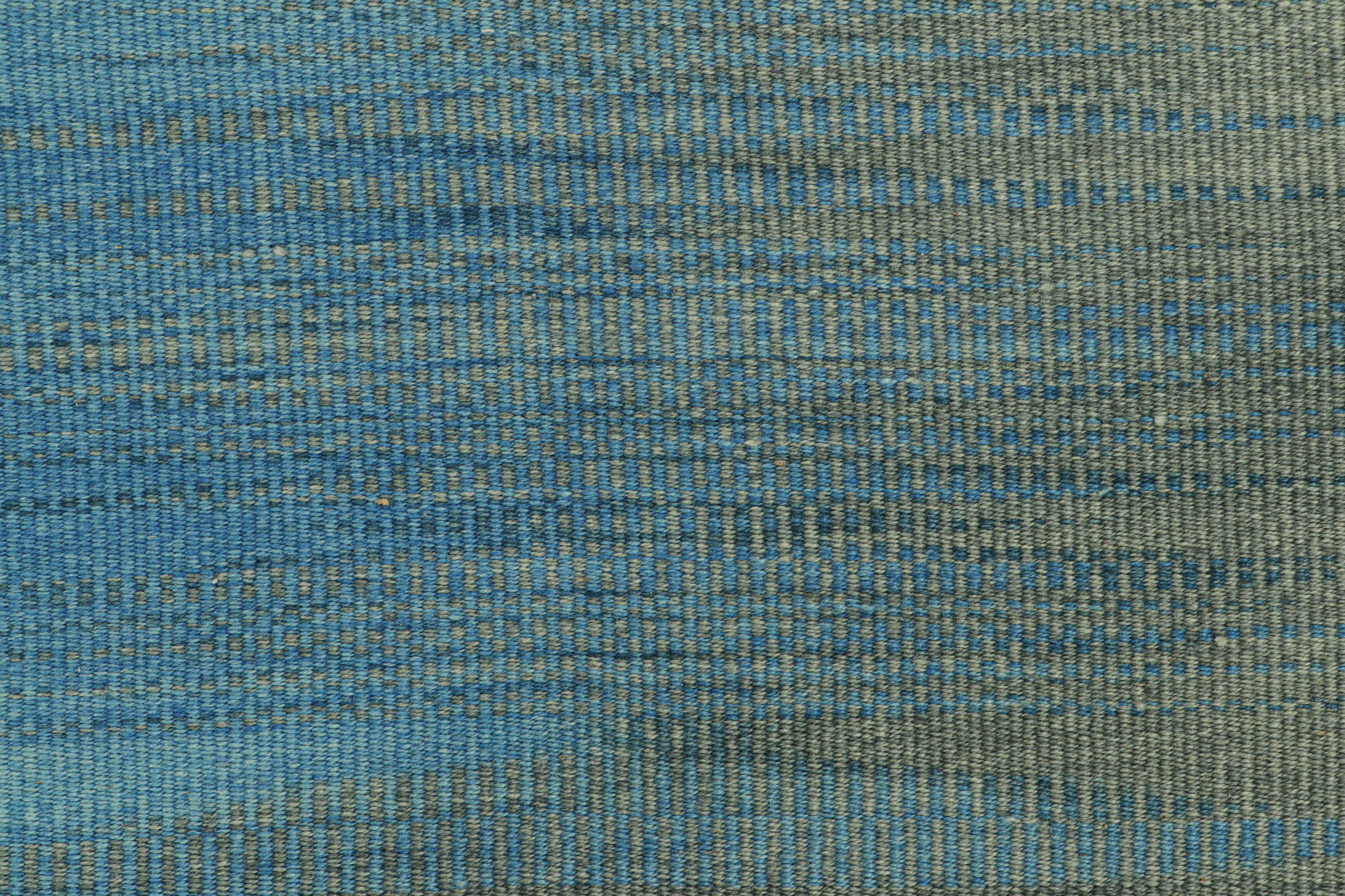 Moderno Rug & Kilim: Kilim contemporaneo a strisce blu e verdi e motivo geometrico in vendita