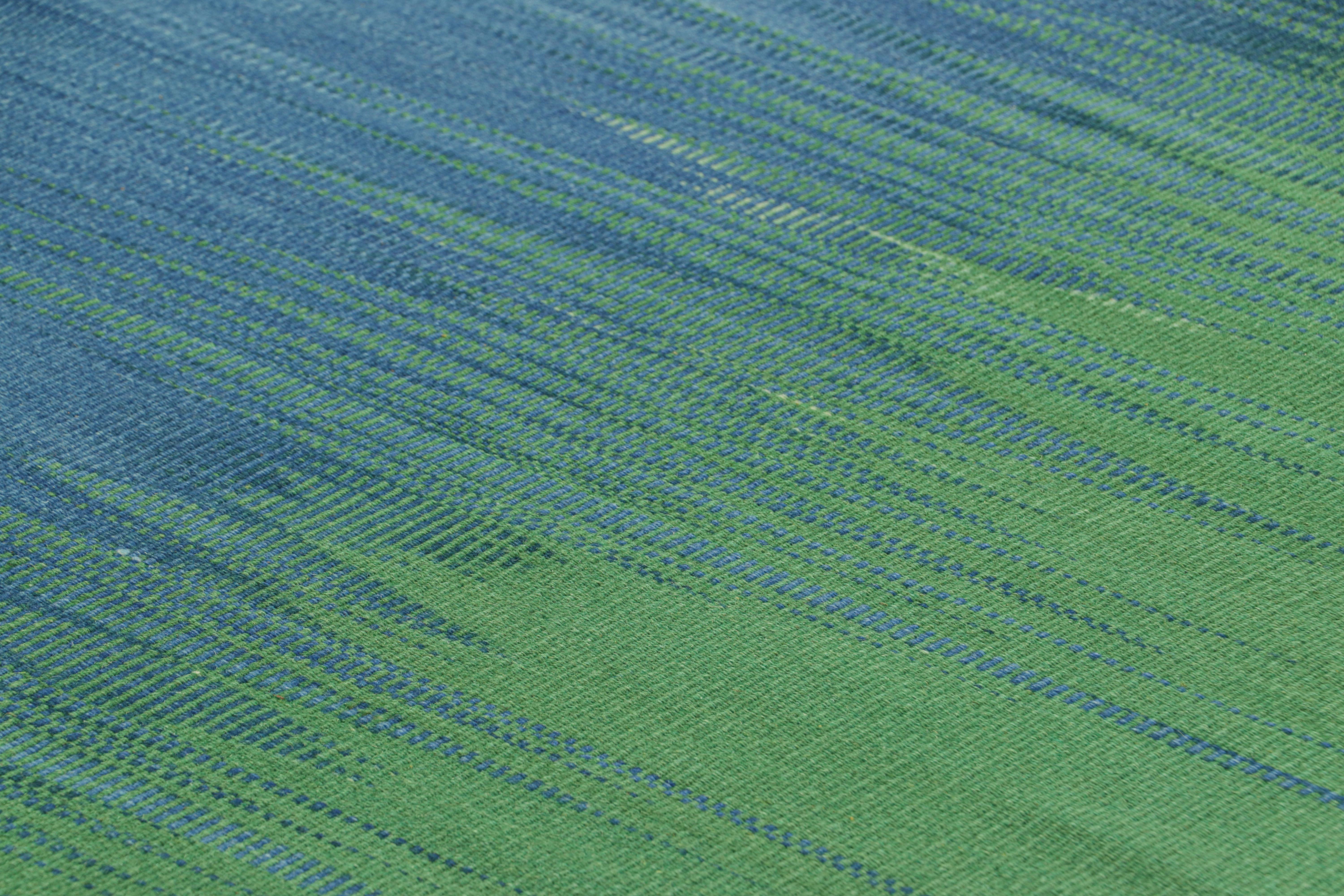 Moderne Rug & Kilim's Contemporary Kilim in Blue and Green Stripes and Geometric Pattern (Kilim contemporain à rayures bleues et vertes et motif géométrique) en vente