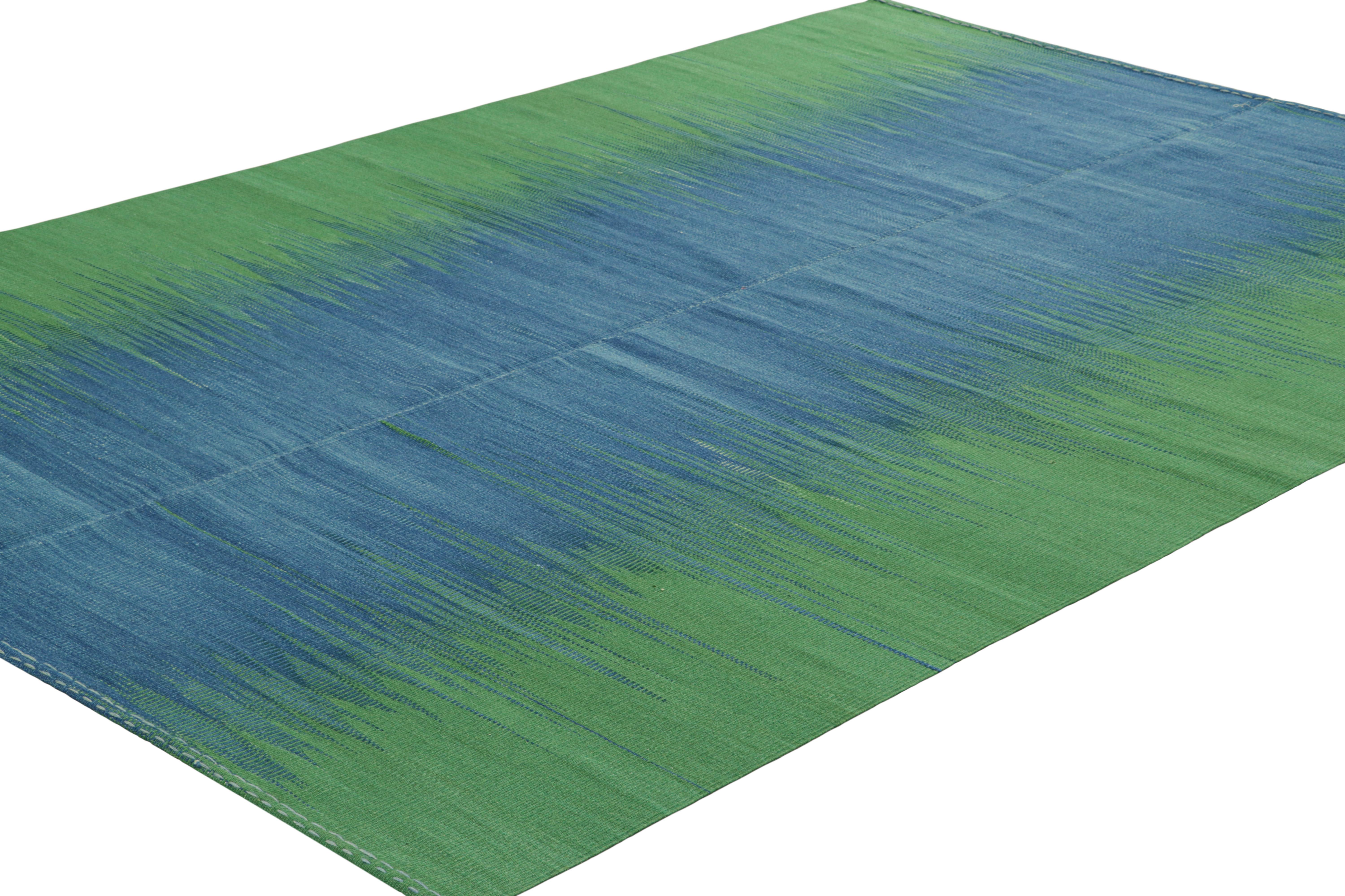 Turc Rug & Kilim's Contemporary Kilim in Blue and Green Stripes and Geometric Pattern (Kilim contemporain à rayures bleues et vertes et motif géométrique) en vente