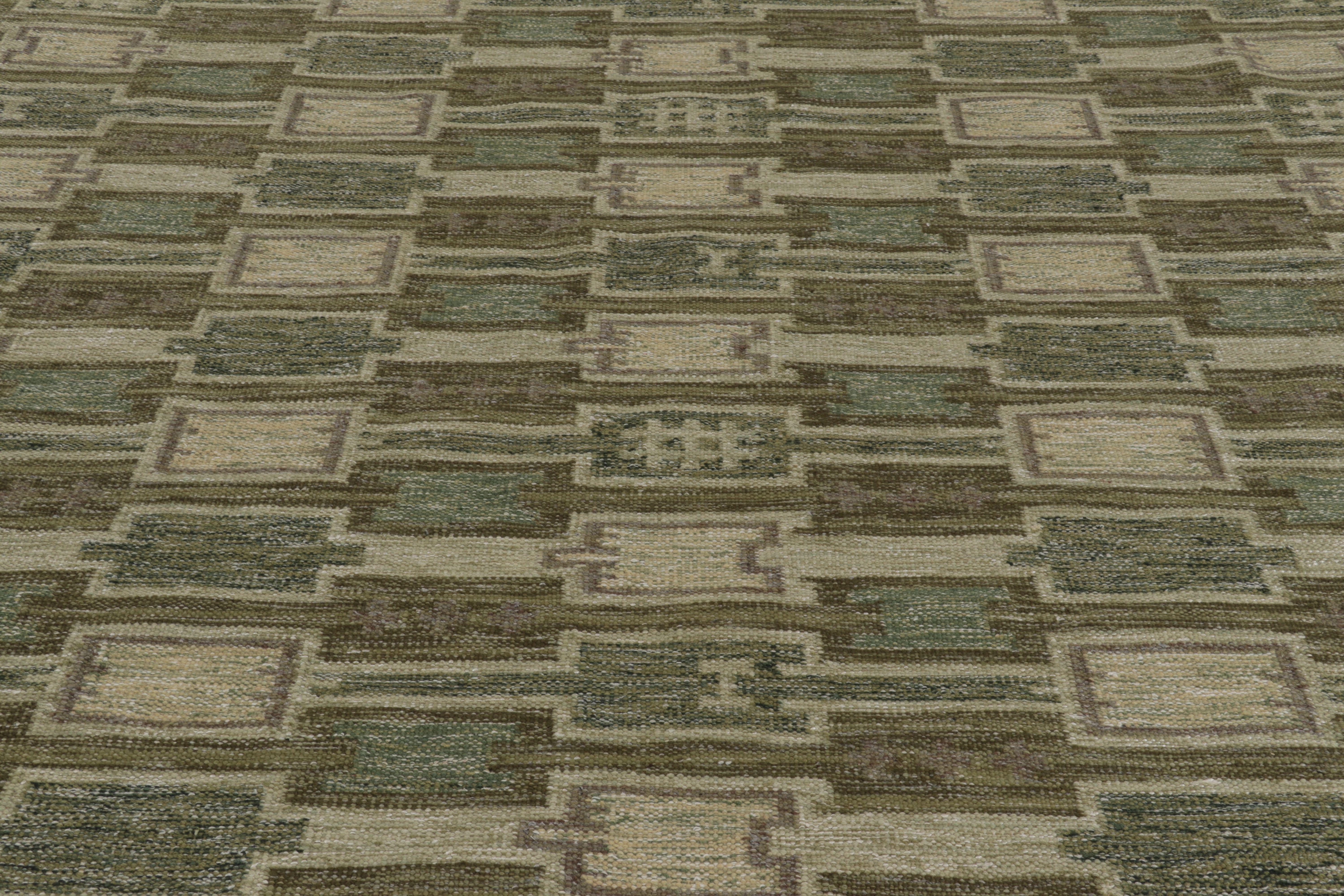 Indien Rug & Kilim's Contemporary Kilim in Blue and Green Stripes and Geometric Pattern (Kilim contemporain à rayures bleues et vertes et motif géométrique) en vente