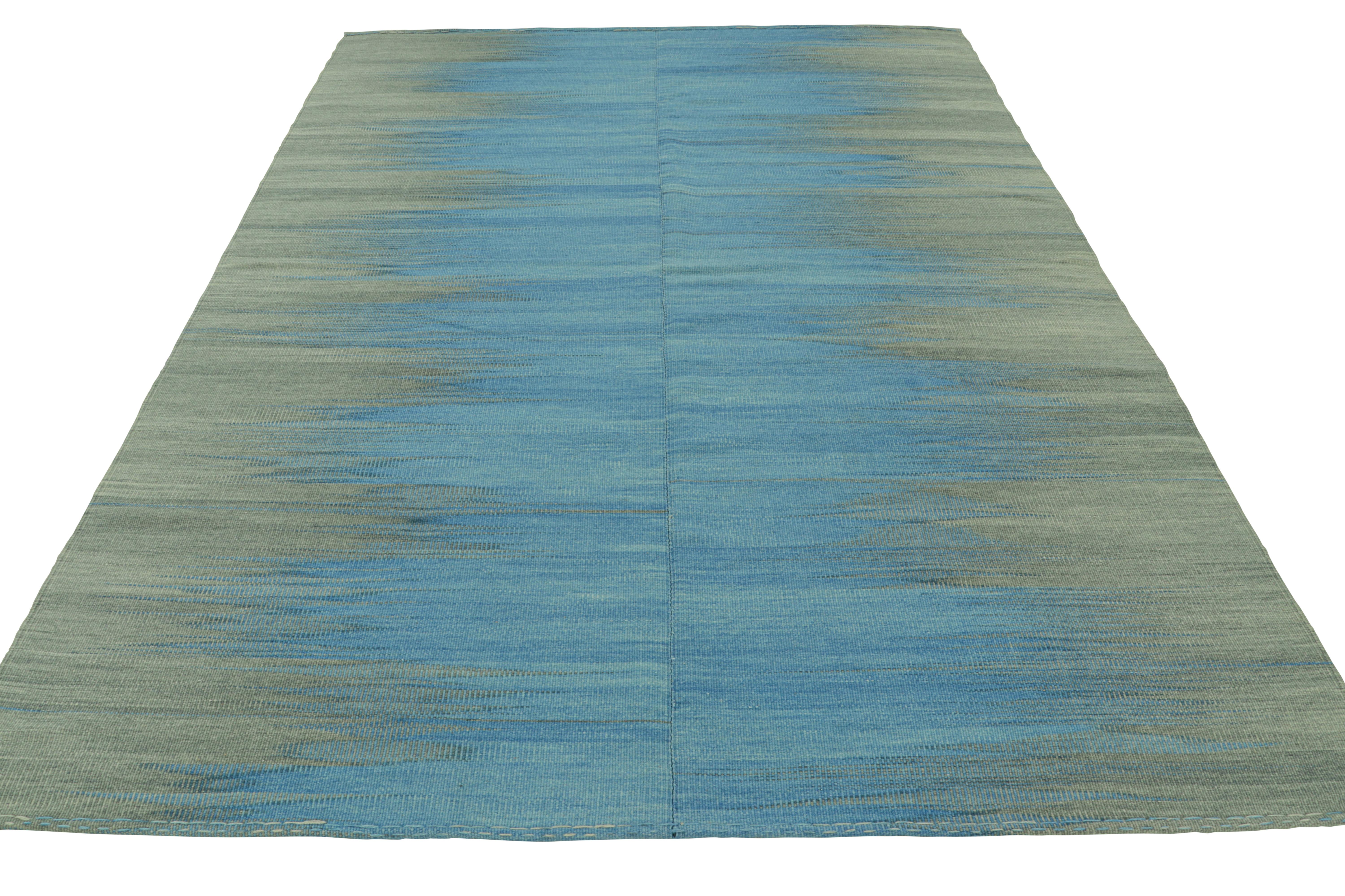 Tessuto a mano Rug & Kilim: Kilim contemporaneo a strisce blu e verdi e motivo geometrico in vendita