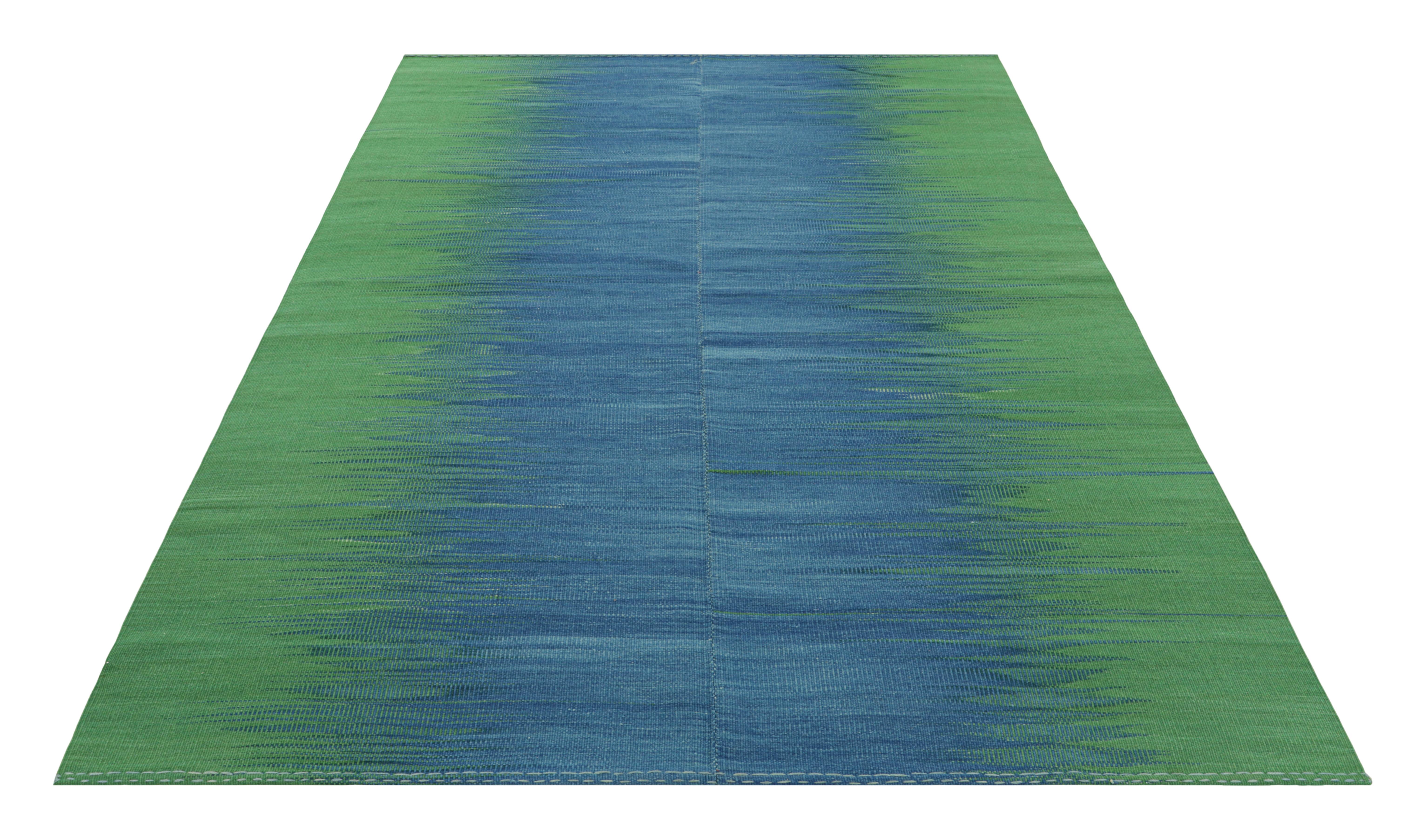 Tissé à la main Rug & Kilim's Contemporary Kilim in Blue and Green Stripes and Geometric Pattern (Kilim contemporain à rayures bleues et vertes et motif géométrique) en vente