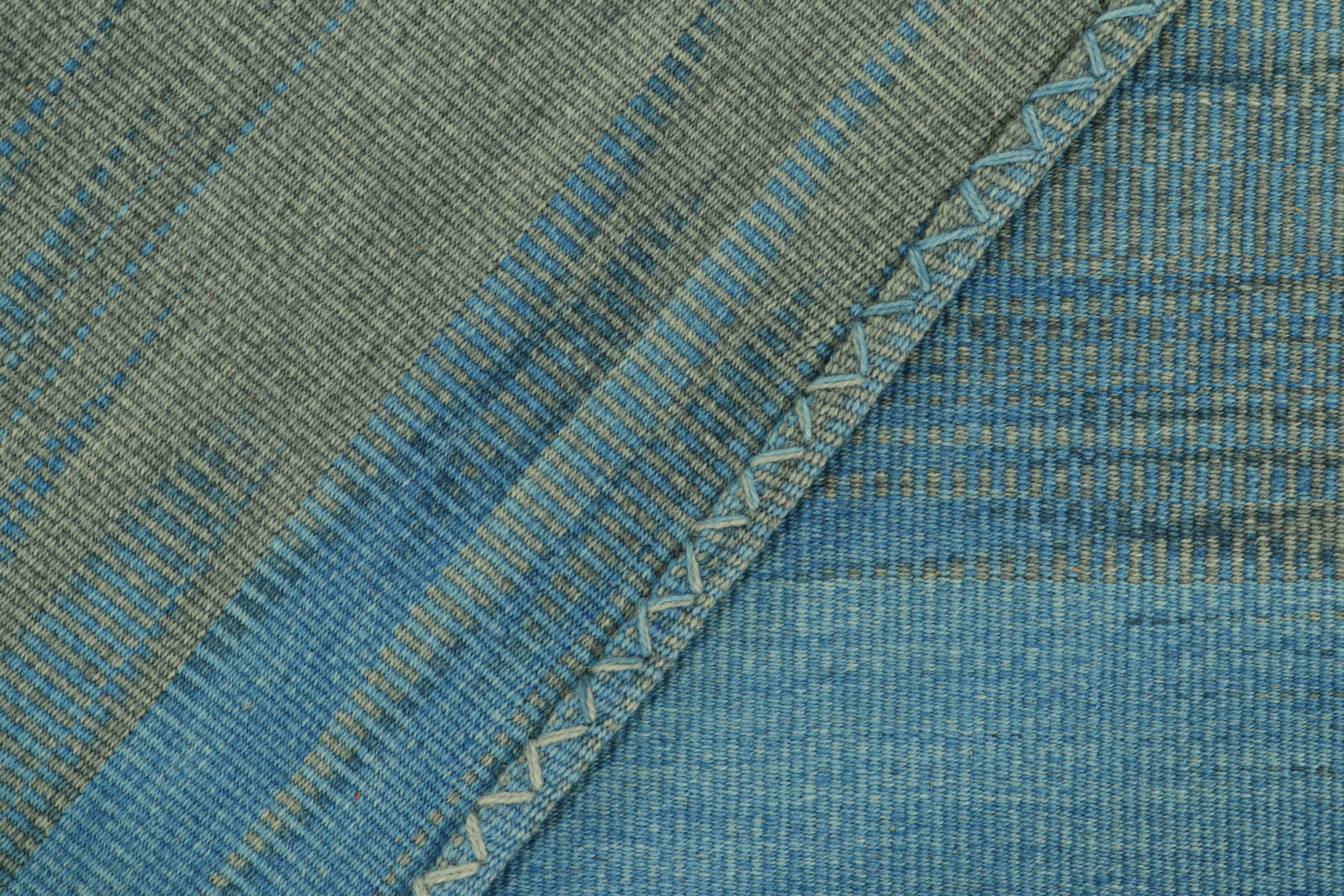 Rug & Kilim's Contemporary Kilim in blauen und grünen Streifen und geometrischen Mustern (21. Jahrhundert und zeitgenössisch) im Angebot