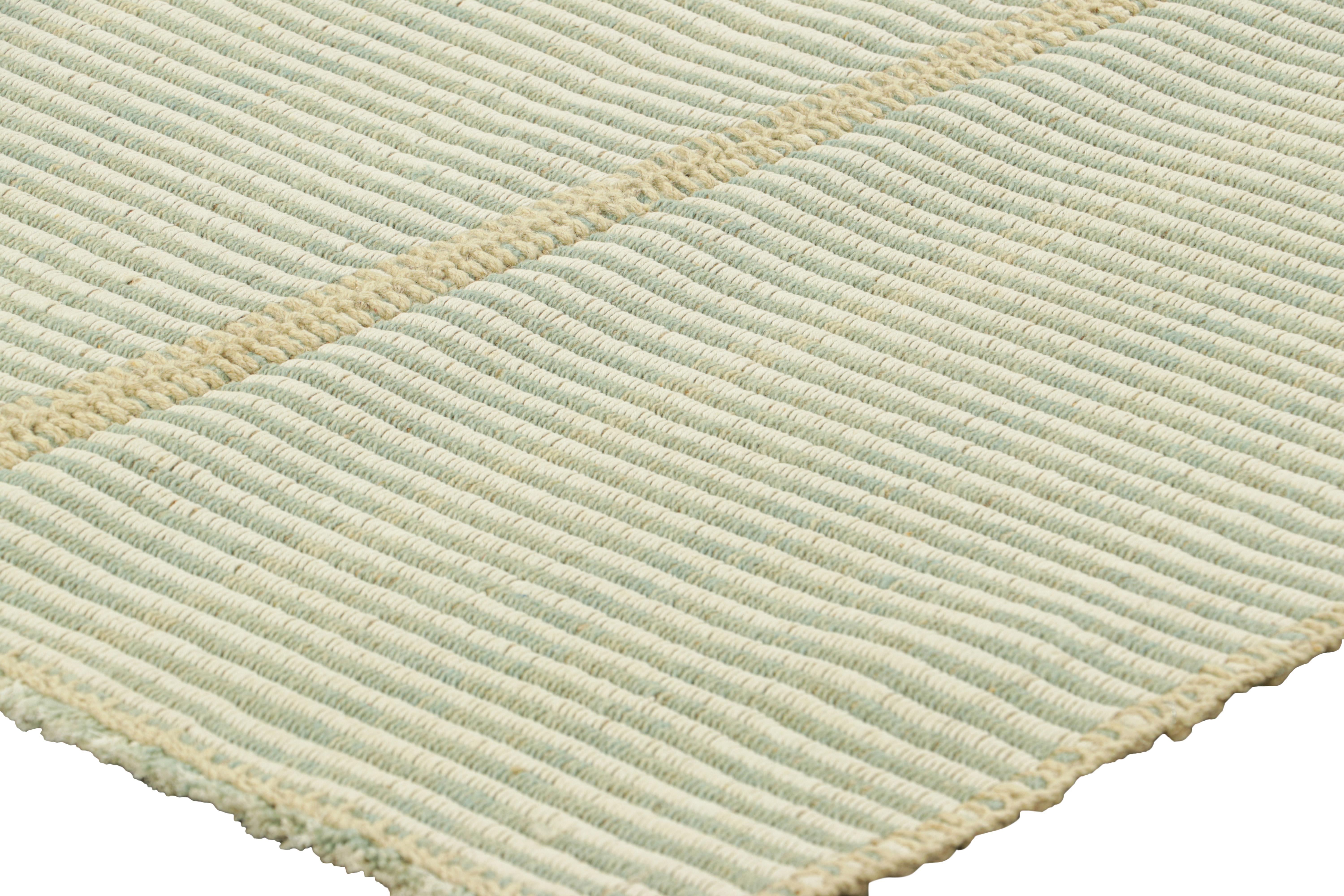 Tessuto a mano Rug & Kilim - Kilim contemporaneo a strisce blu e bianco avorio in vendita