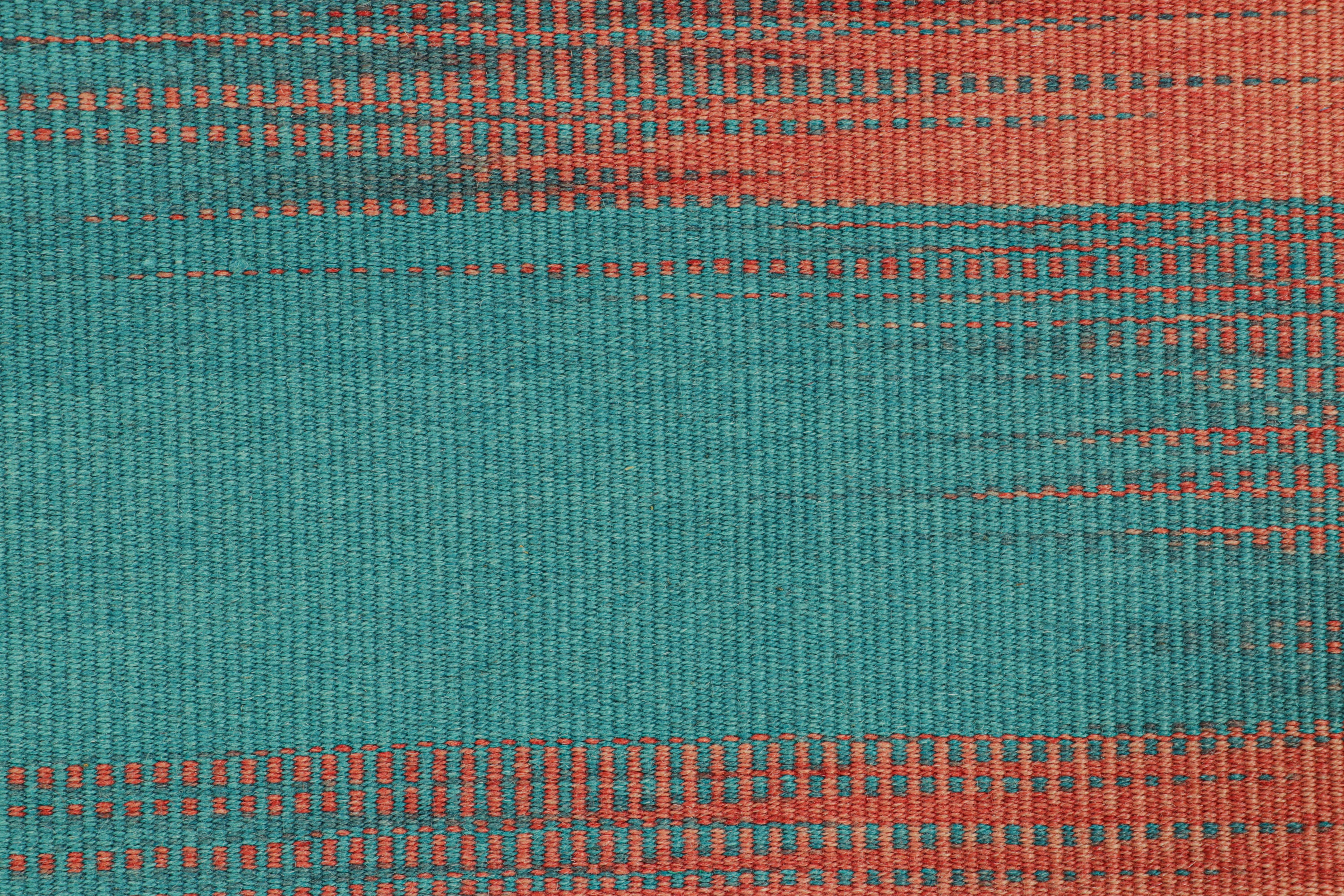 Moderno Rug & Kilim: Kilim contemporaneo a strisce blu e rosse e motivi geometrici in vendita