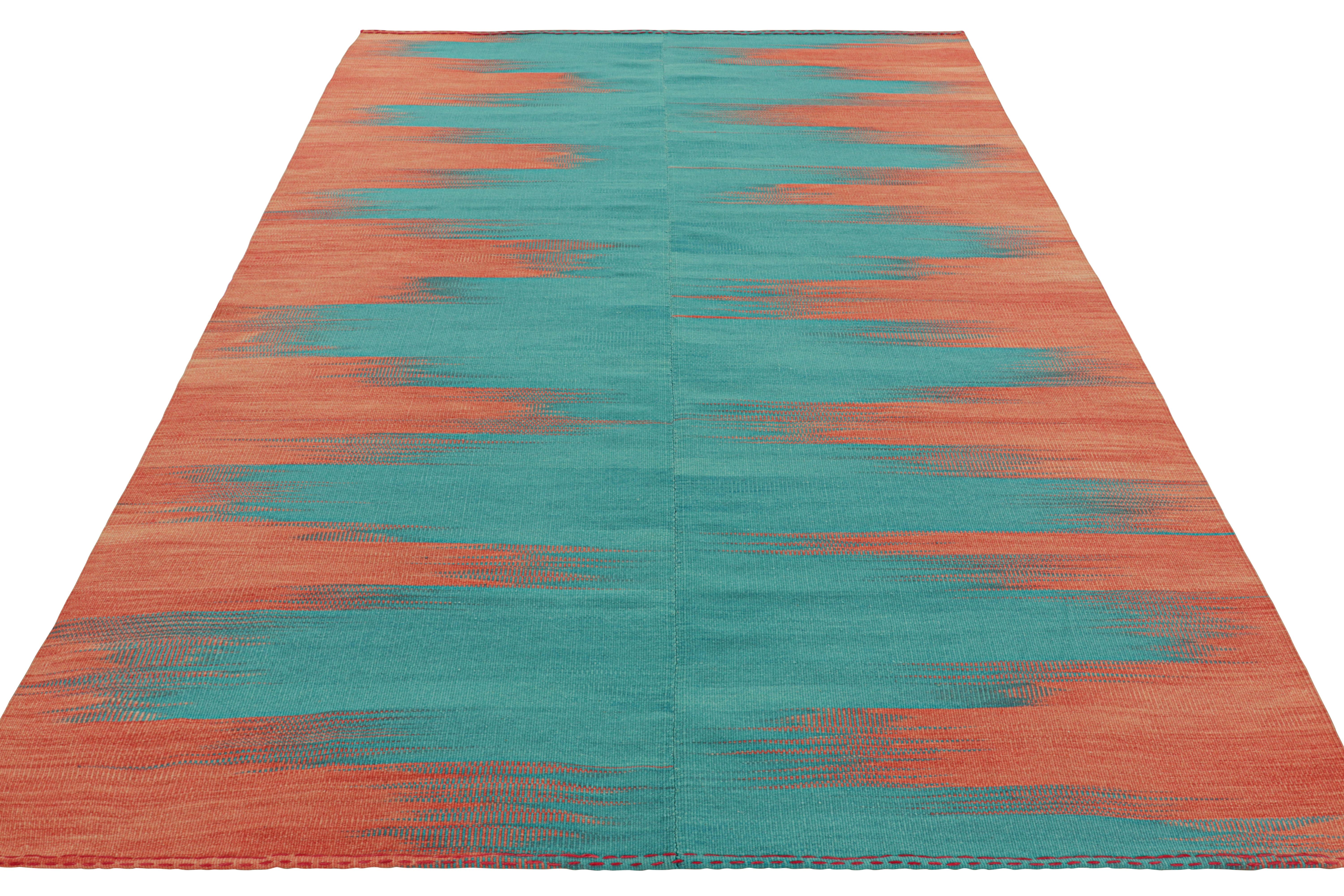 Tessuto a mano Rug & Kilim: Kilim contemporaneo a strisce blu e rosse e motivi geometrici in vendita