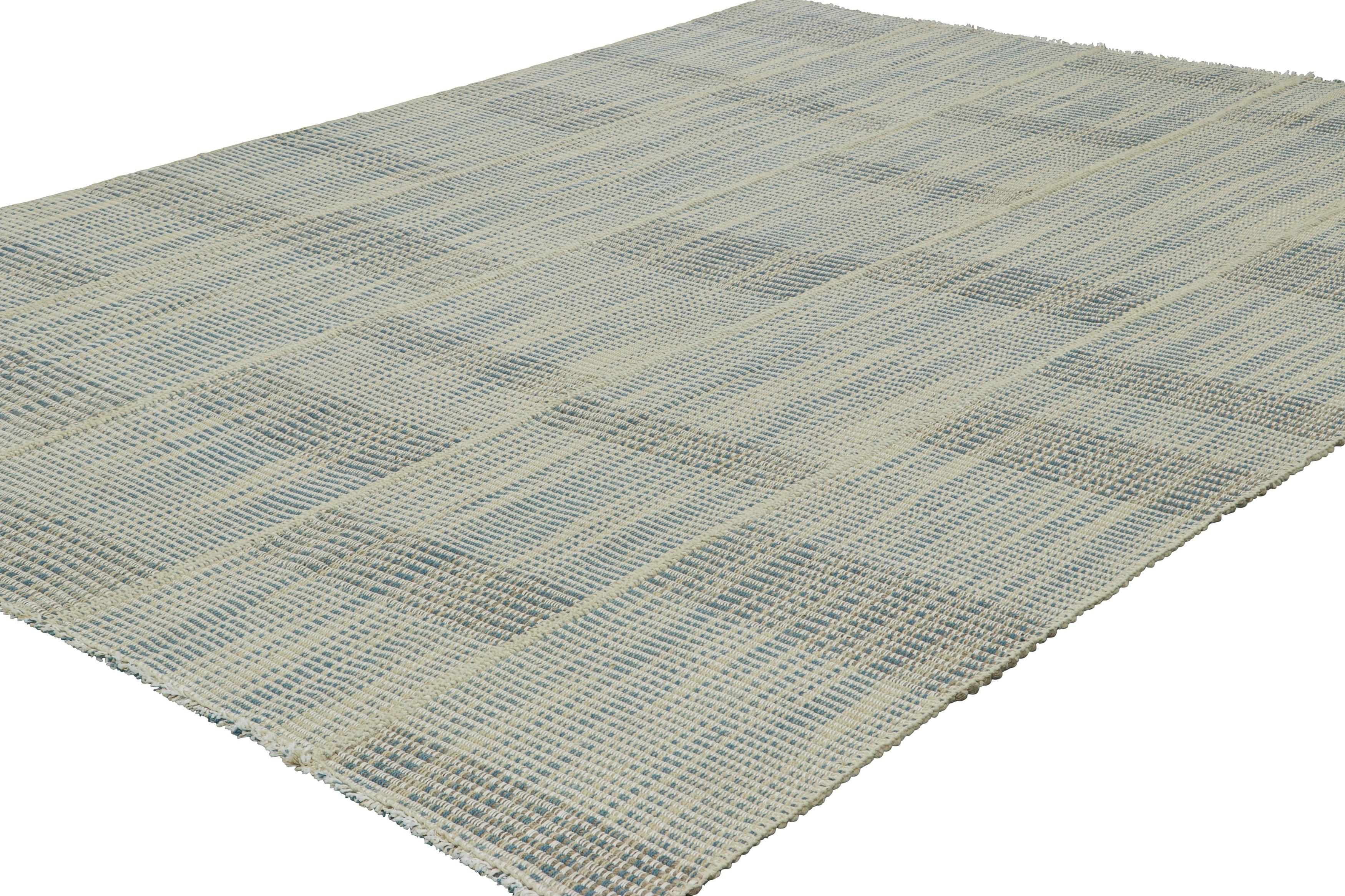 Tissé à la main Rug & Kilim's Contemporary Kilim in Blue and White Textural Stripes (Kilim contemporain à rayures texturées bleues et blanches) en vente