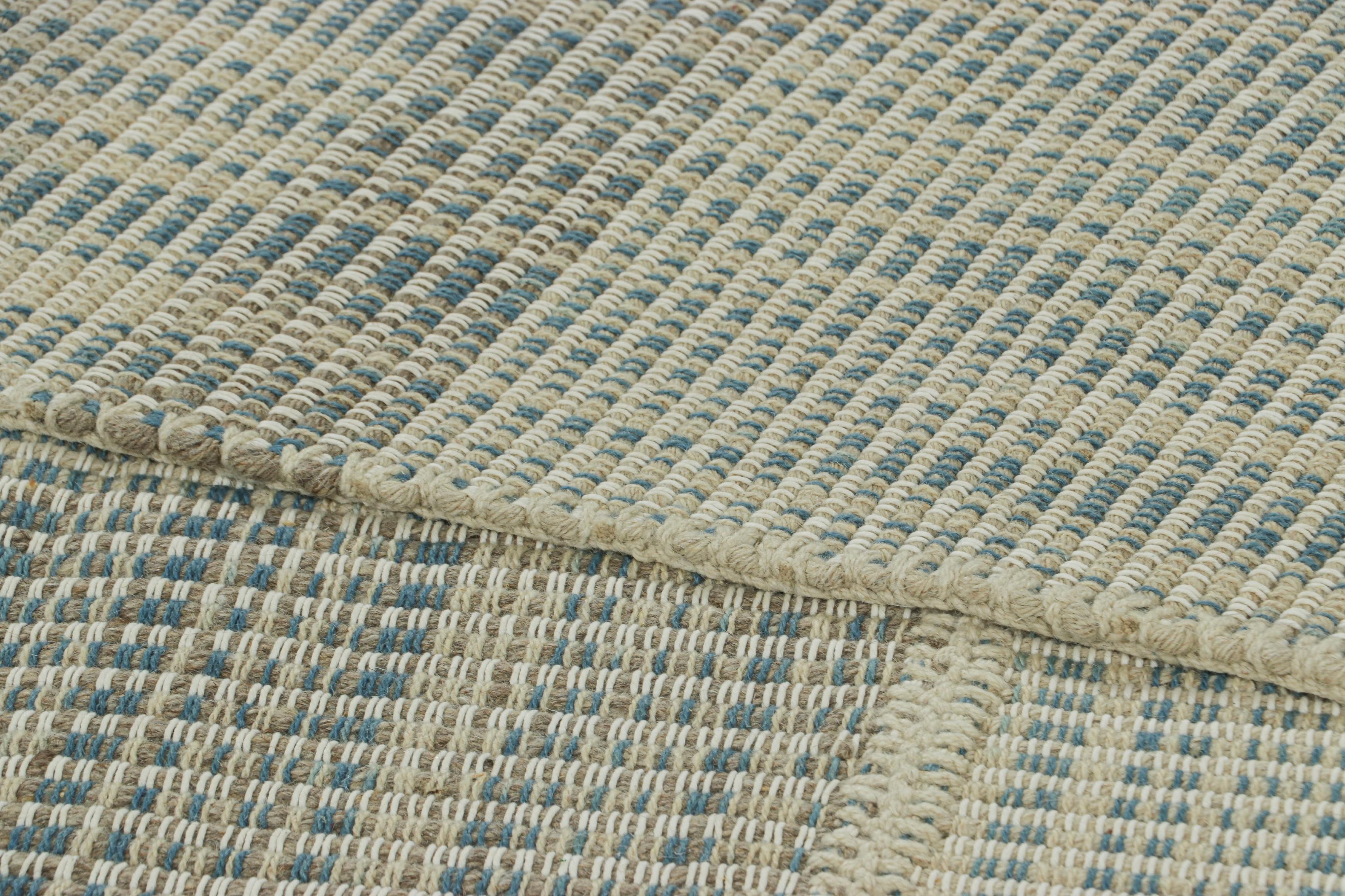 Laine Rug & Kilim's Contemporary Kilim in Blue and White Textural Stripes (Kilim contemporain à rayures texturées bleues et blanches) en vente