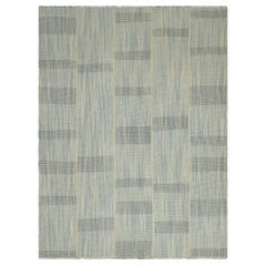 Rug 
Kilim è un kilim contemporaneo a strisce testuali bianche e blu.