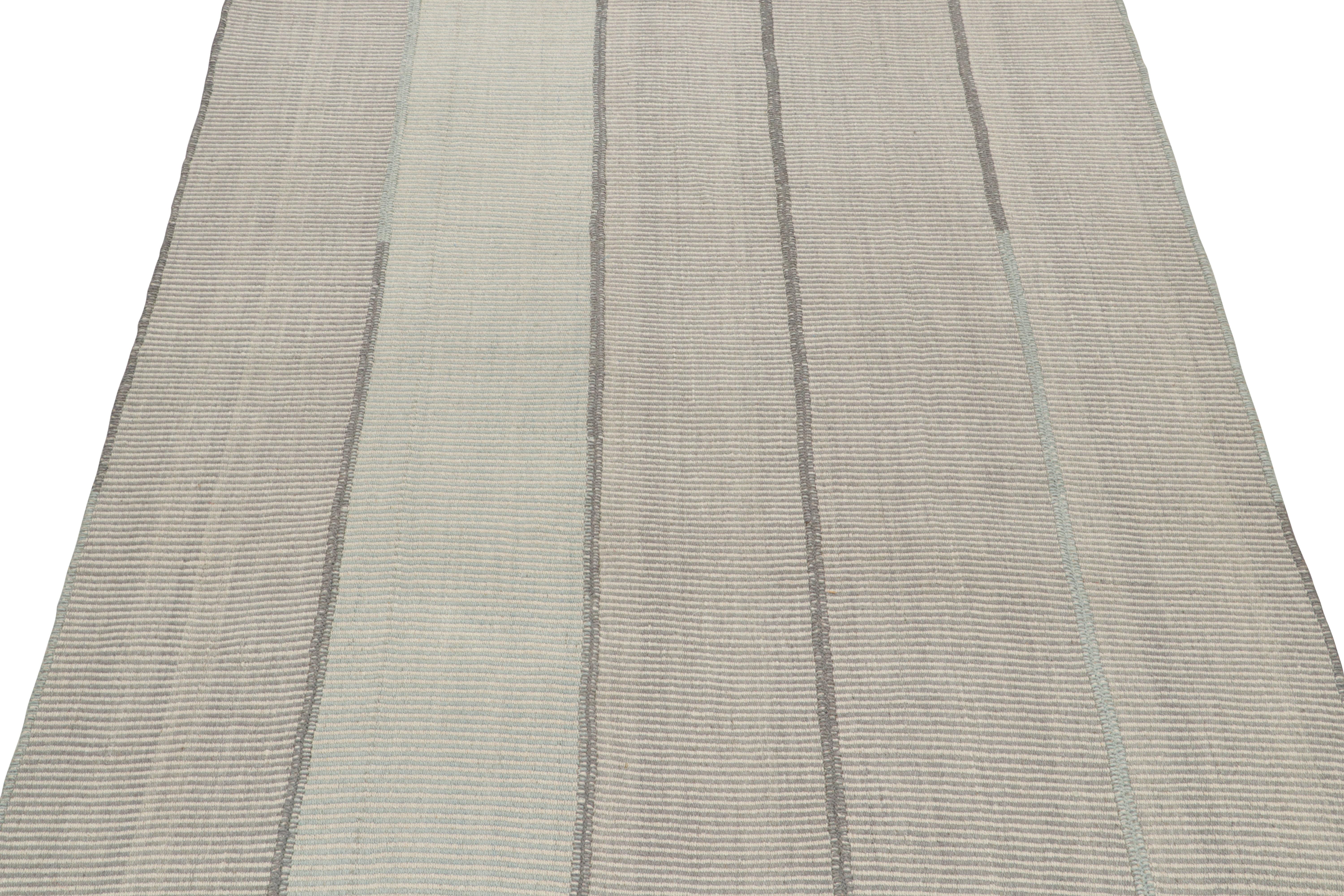 Rug & Kilim's Contemporary Kilim in Blau, Grau und Weiß (Handgewebt) im Angebot