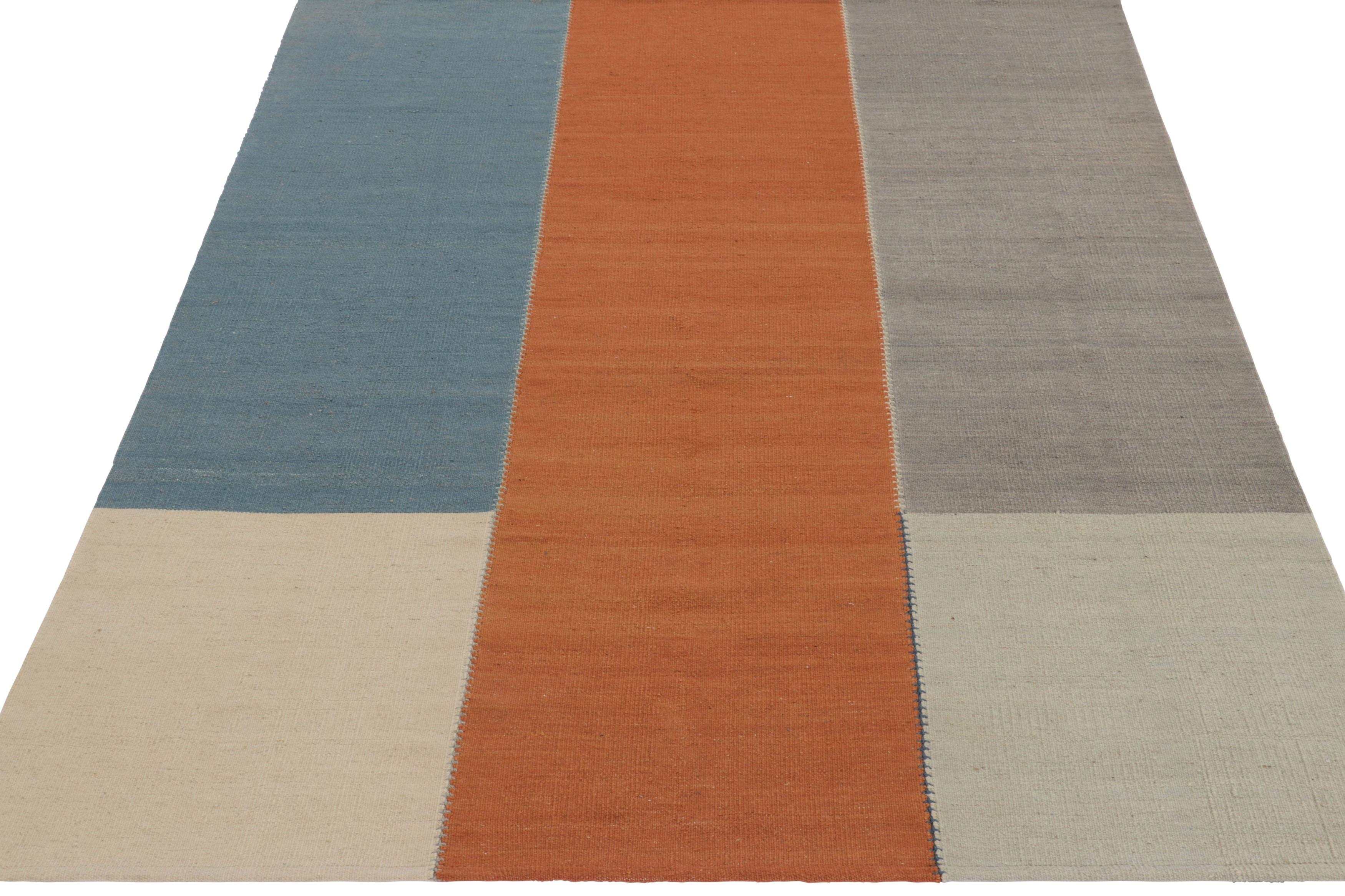 Rug & Kilim's Contemporary Kilim in Blau-, Orange- und Grautönen (Handgewebt) im Angebot