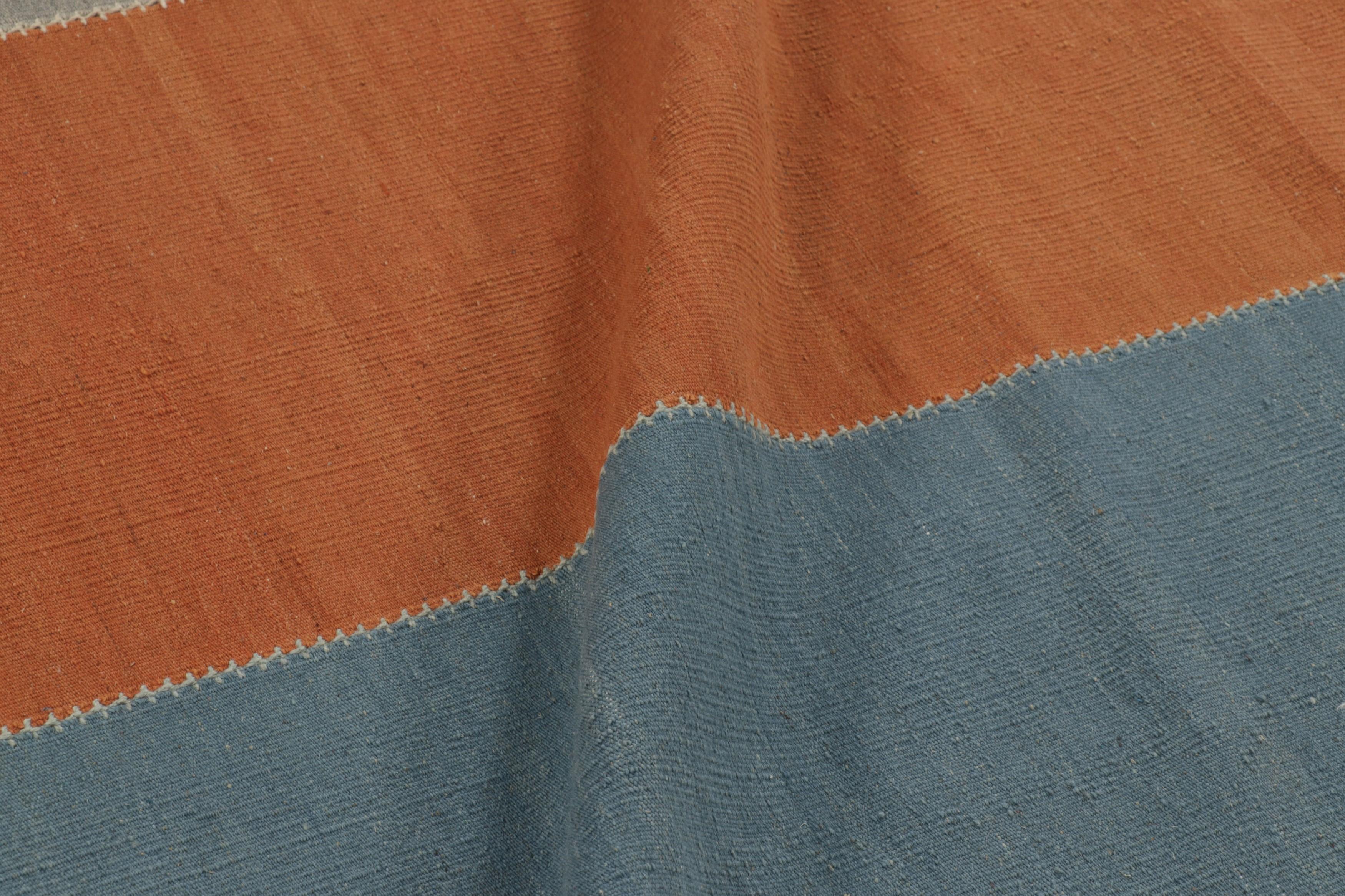 Rug & Kilim's Contemporary Kilim in Blau-, Orange- und Grautönen (Wolle) im Angebot