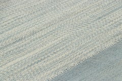 Rug & Kilim's Contemporary Kilim in blauen Strukturstreifen, weißer und grauer Akzent