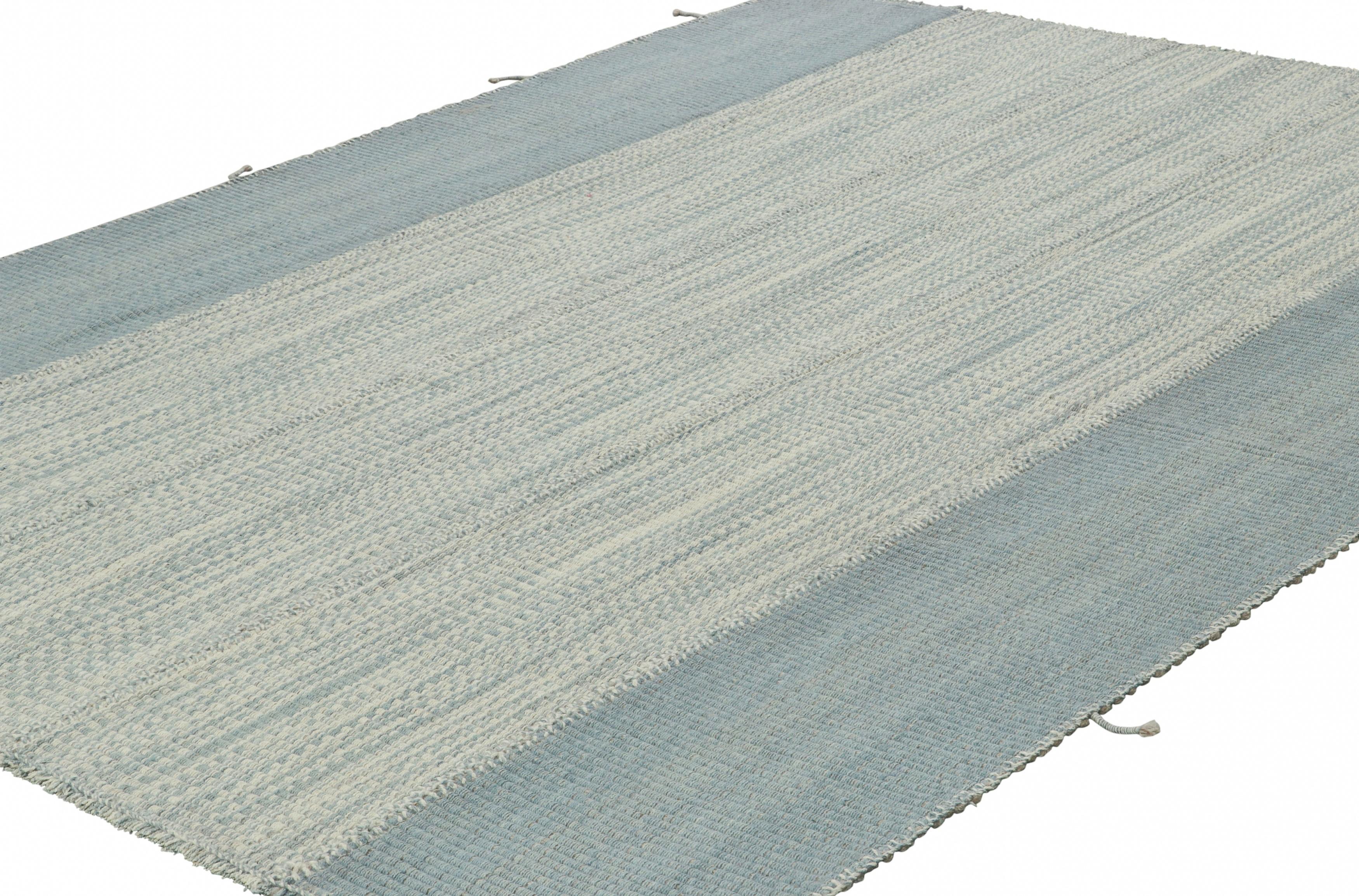 Tessuto a mano Rug & Kilim è un kilim contemporaneo a strisce blu, con accenti bianchi e grigi. in vendita