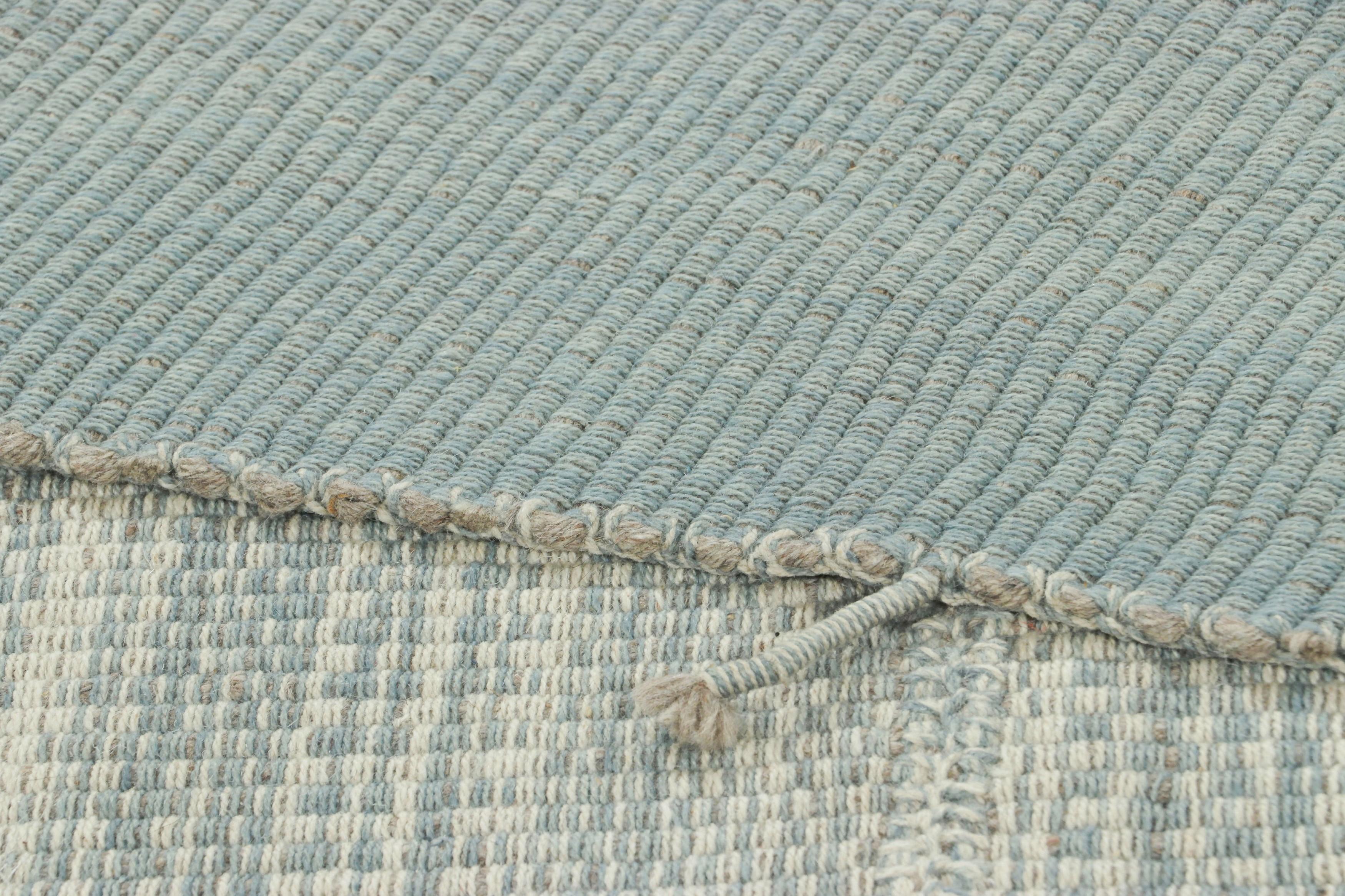 Lana Rug & Kilim è un kilim contemporaneo a strisce blu, con accenti bianchi e grigi. in vendita