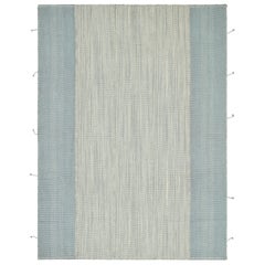 Rug 
Kilim è un kilim contemporaneo a strisce blu, con accenti bianchi e grigi.