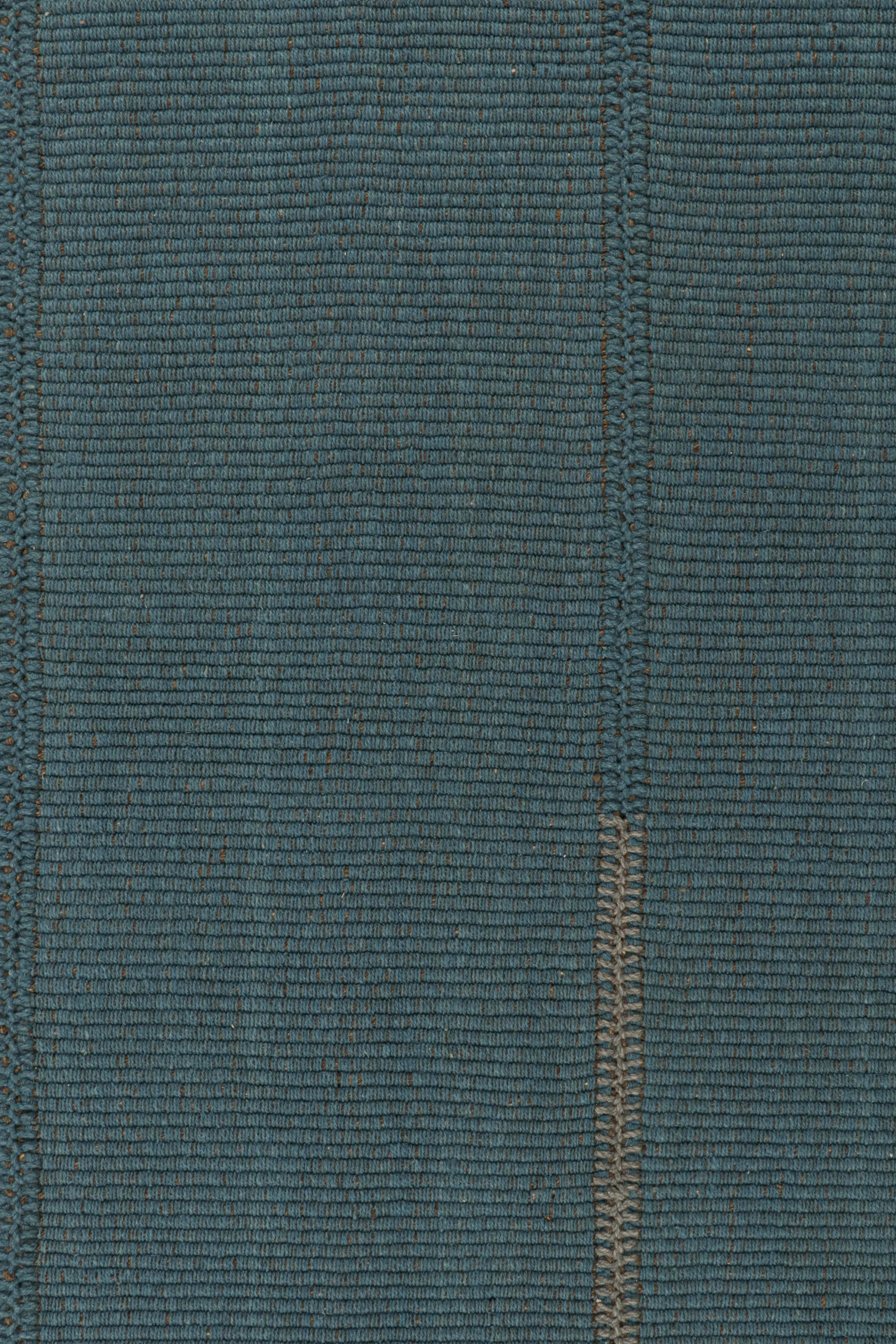 Rug & Kilim's Contemporary Kilim in Blau mit grauen Akzenten  (Moderne) im Angebot