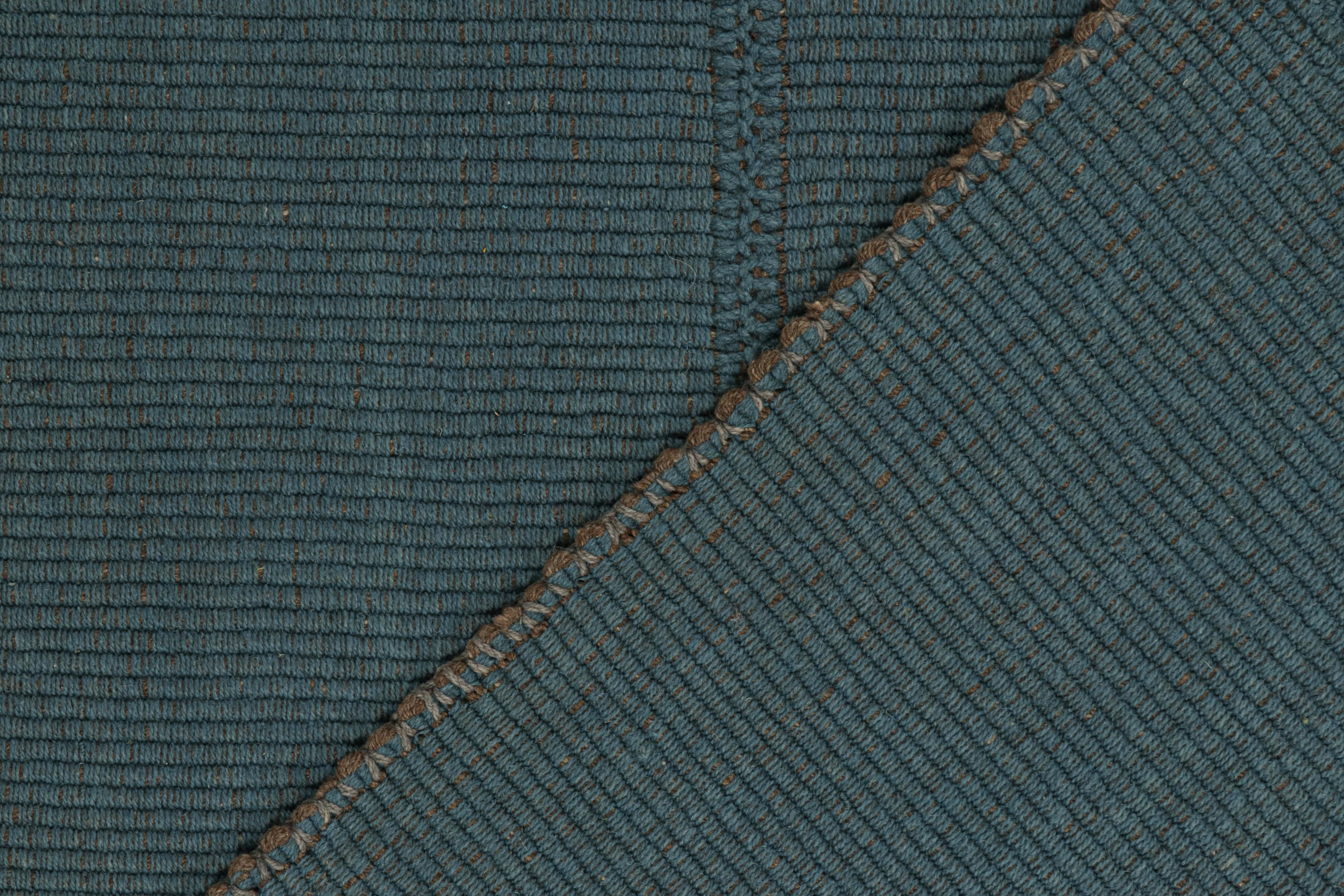 Rug & Kilim's Contemporary Kilim in Blau mit grauen Akzenten  (21. Jahrhundert und zeitgenössisch) im Angebot