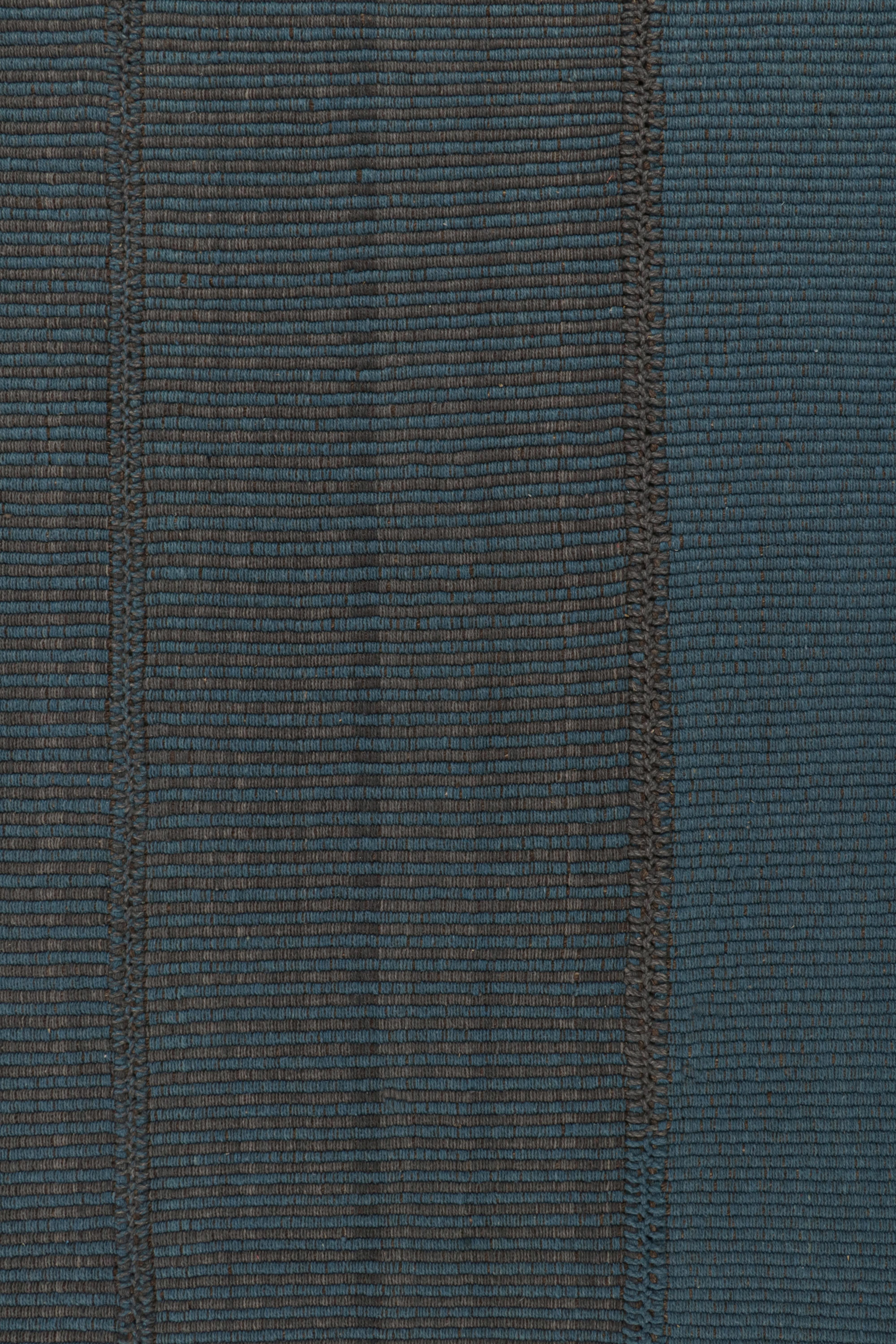 Moderne Rug & Kilim's Contemporary Kilim in Blue with Gray Stripes and Brown Accents (Kilim contemporain en bleu avec des rayures grises et des accents bruns) en vente