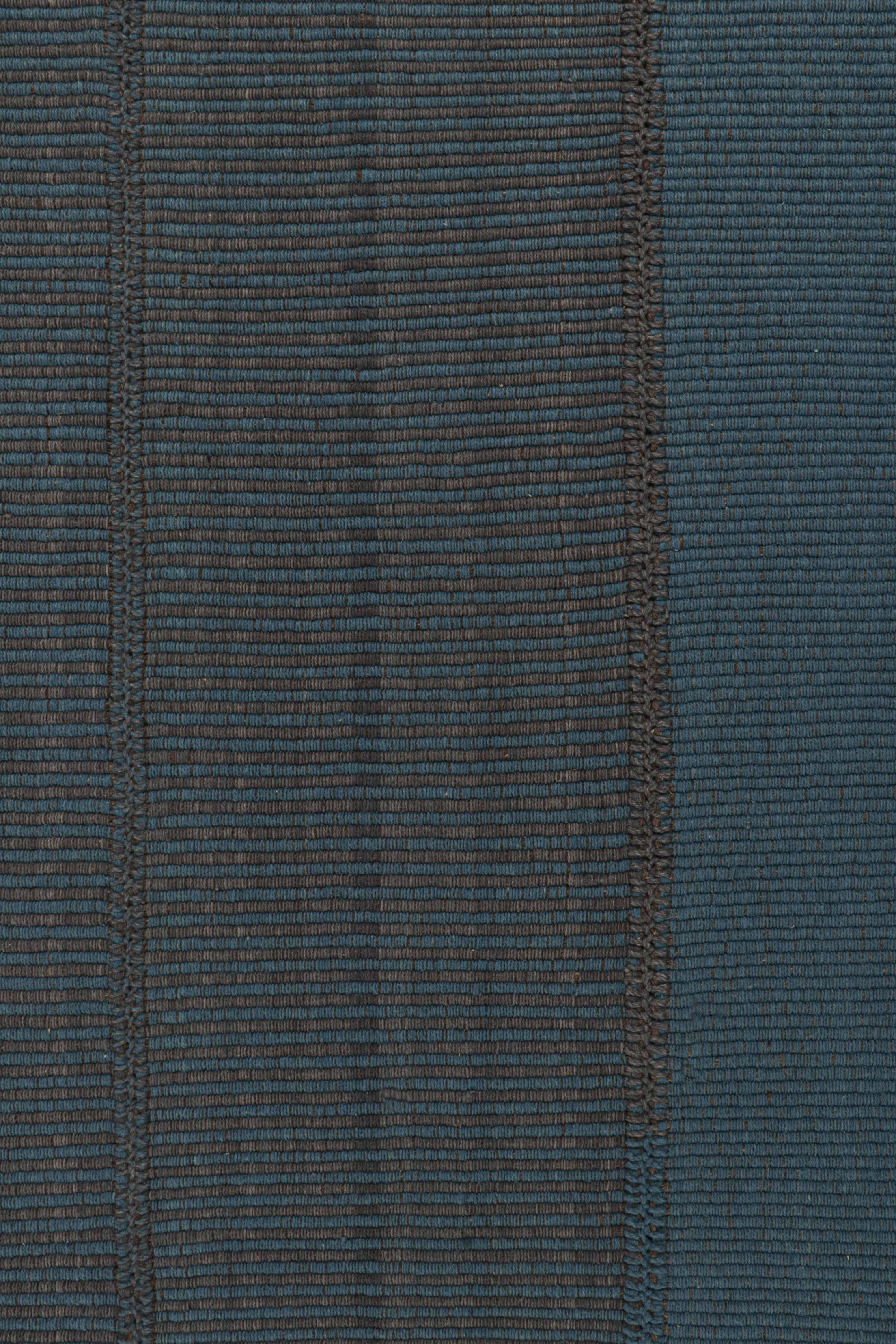 Moderne Rug & Kilim's Contemporary Kilim in Blue with Gray Stripes and Brown Accents (Kilim contemporain en bleu avec des rayures grises et des accents bruns) en vente